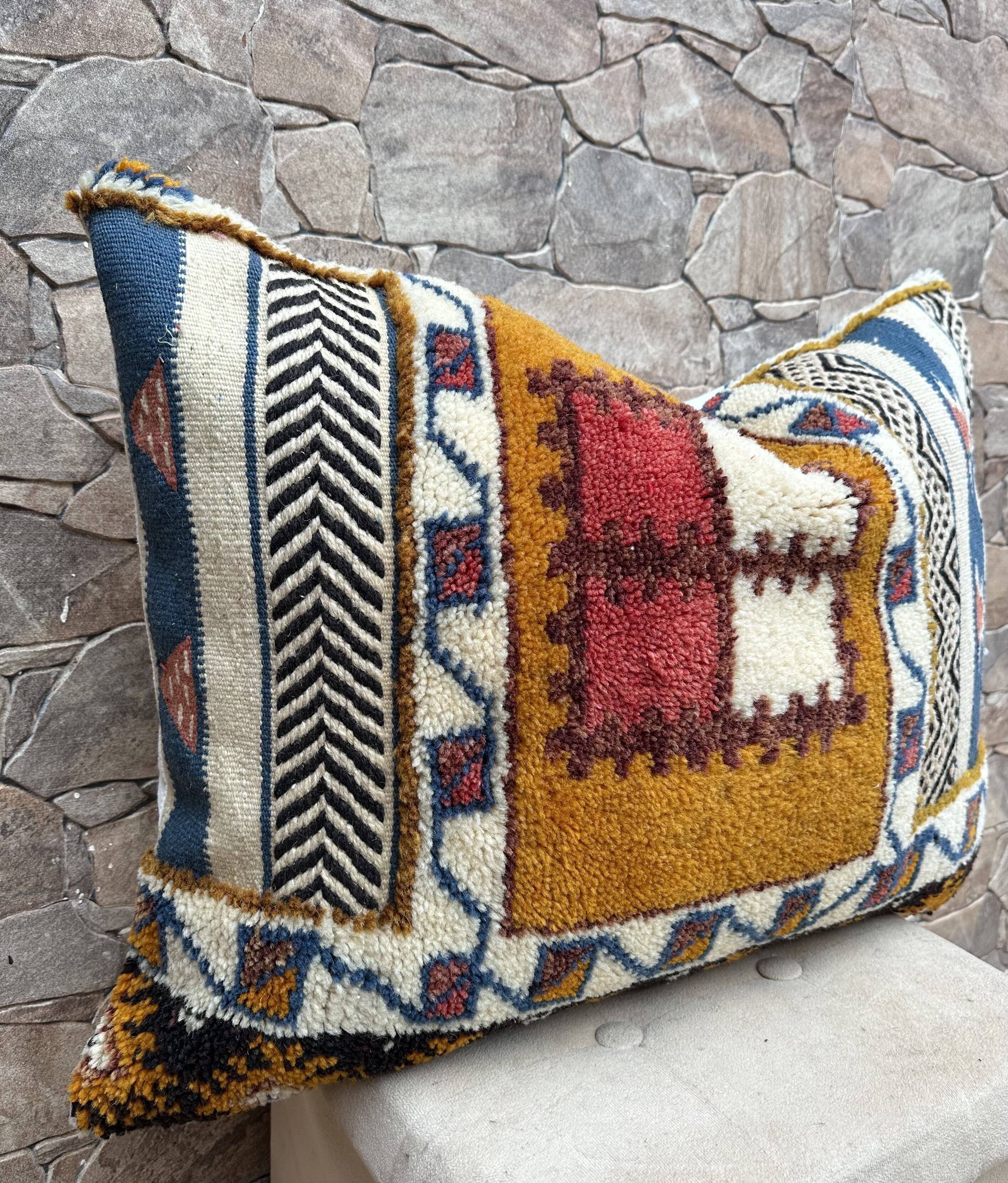 Vintage cushion cover in Berber kilim: Moroccan wool cushion.