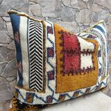 Vintage cushion cover in Berber kilim: Moroccan wool cushion.