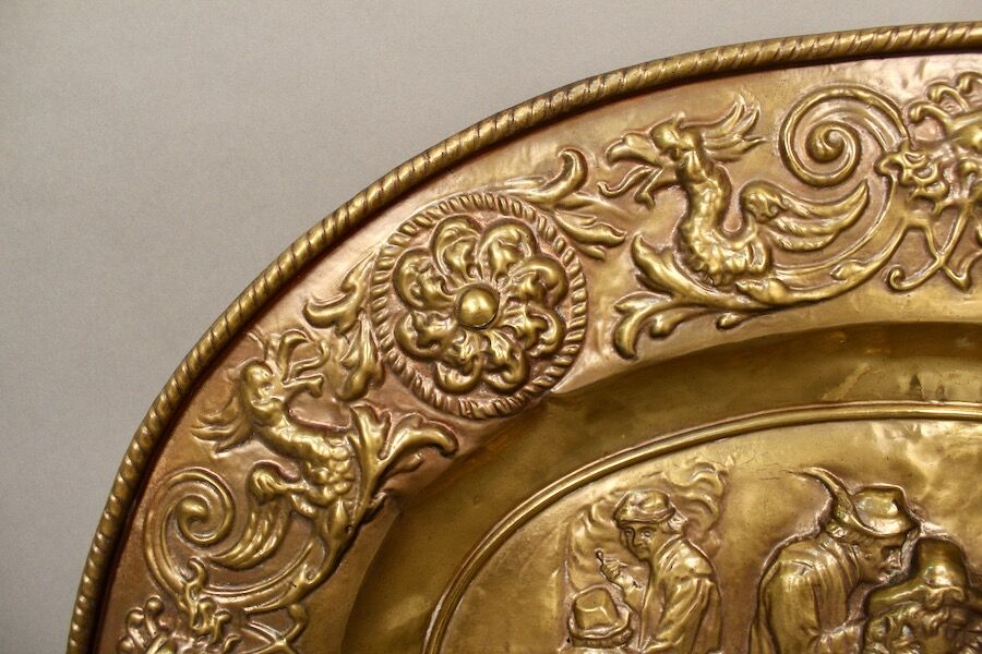 Pair Of Oval Plates In Brass Repulsed 19th century decorated with taverns
