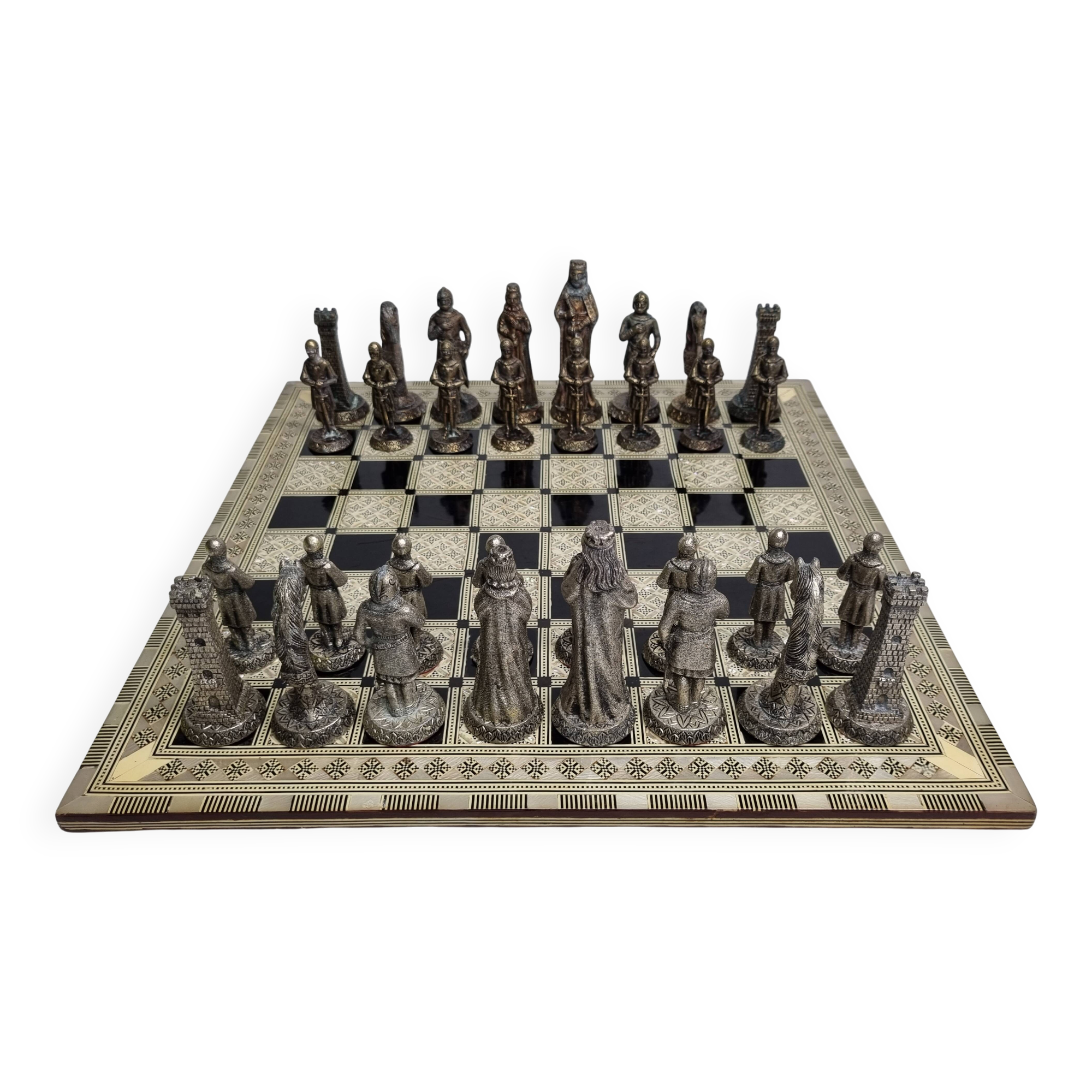 Vintage chess set in patinated metal alloy with a 39 cm chessboard from the 1980s.