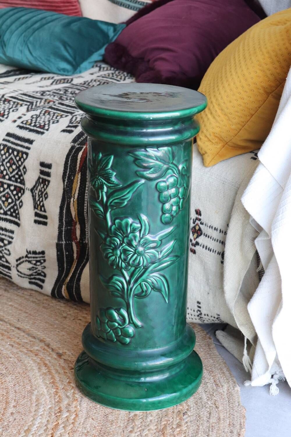 Pedestal column in green ceramic with flower and fruit decoration