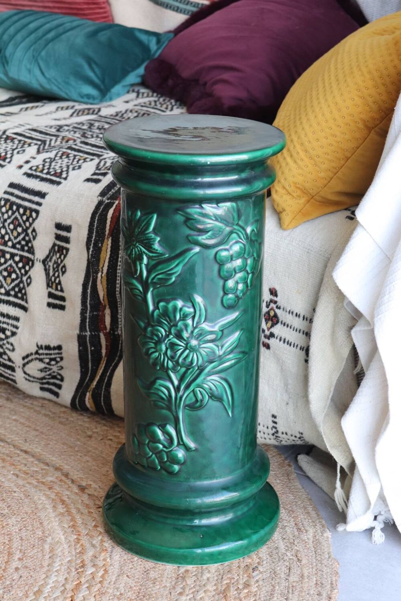 Pedestal column in green ceramic with flower and fruit decoration