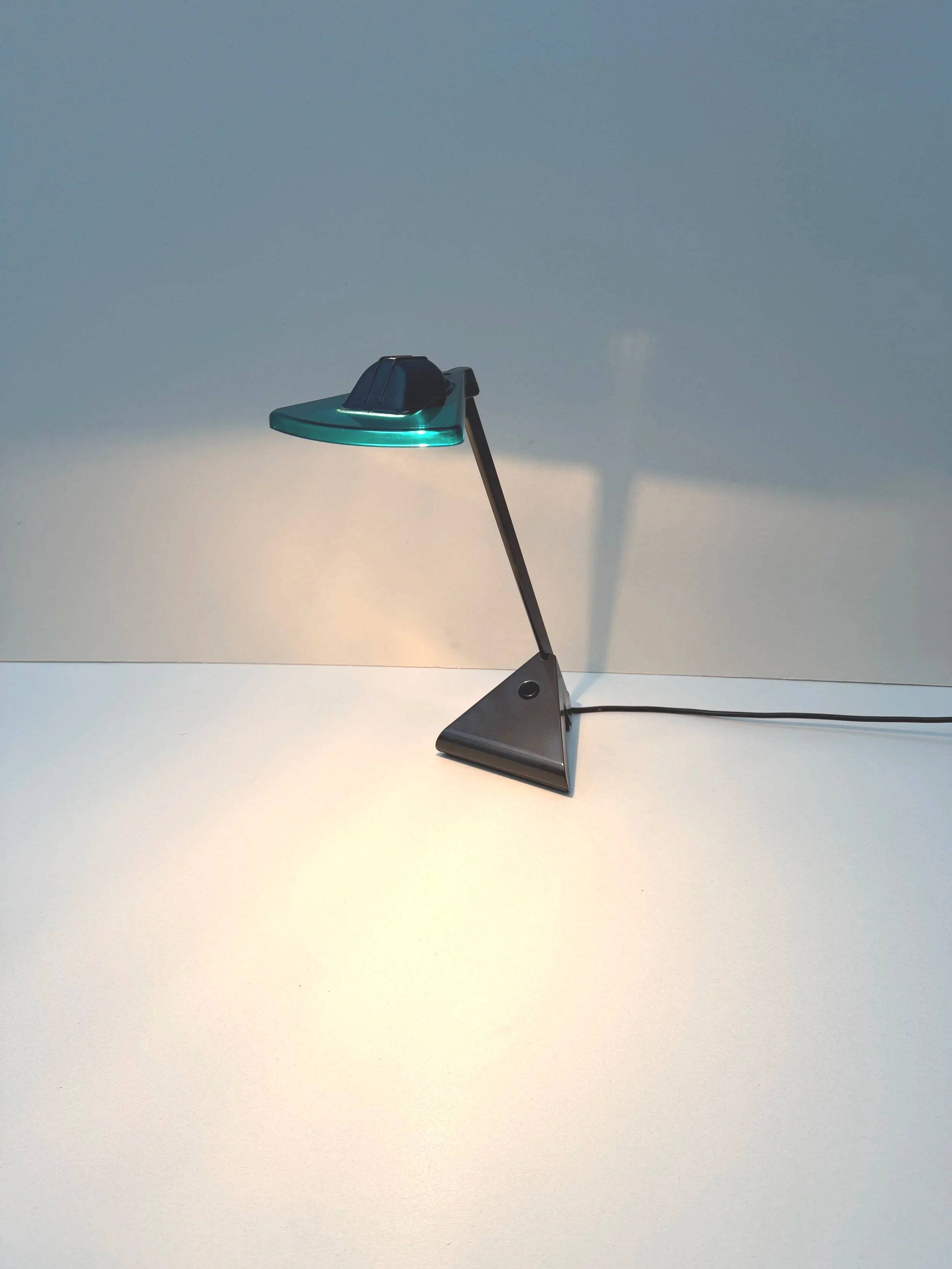 Lampe de bureau de arteluce en métal et plastique, italie 1980