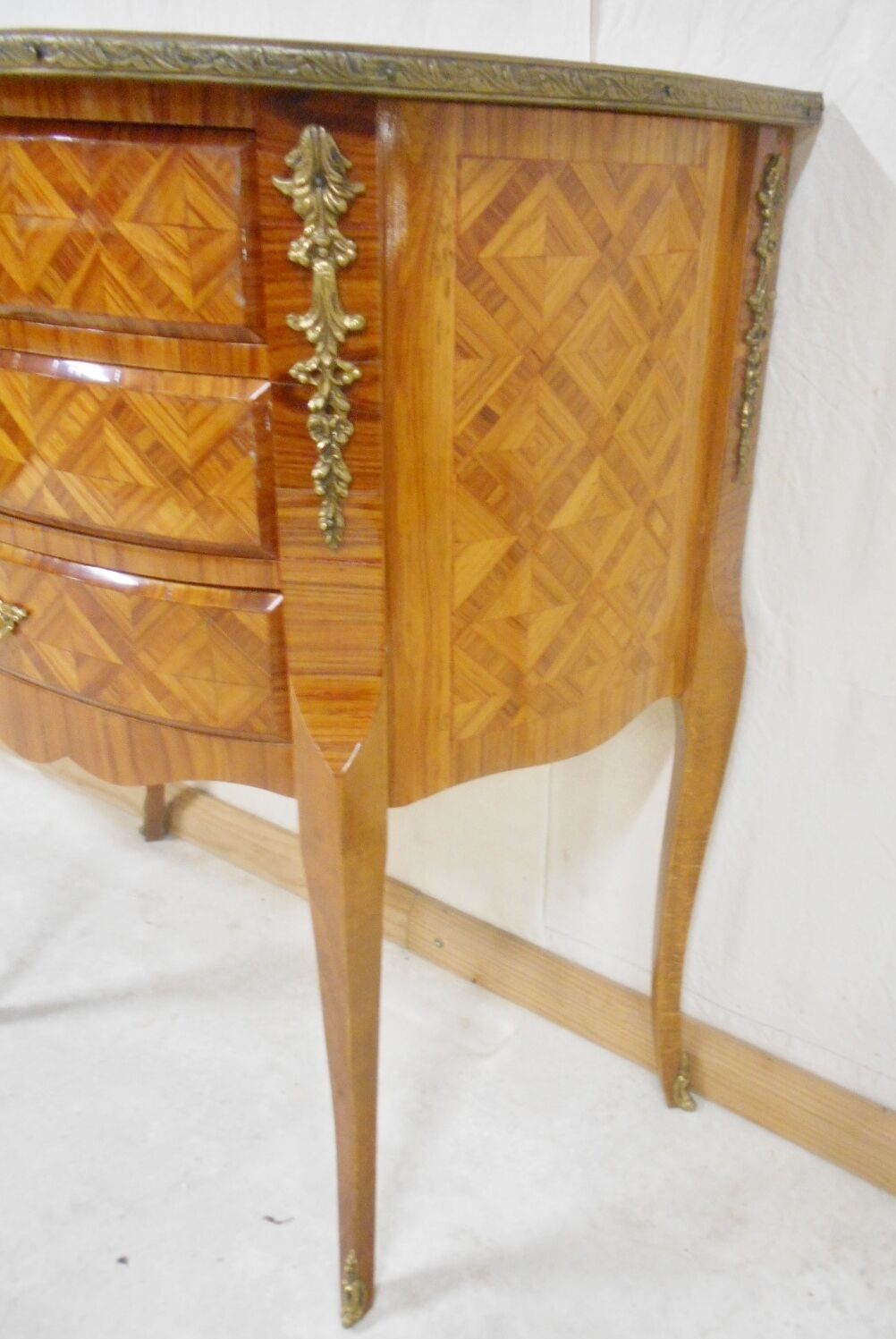 Half-moon dresser marqueted