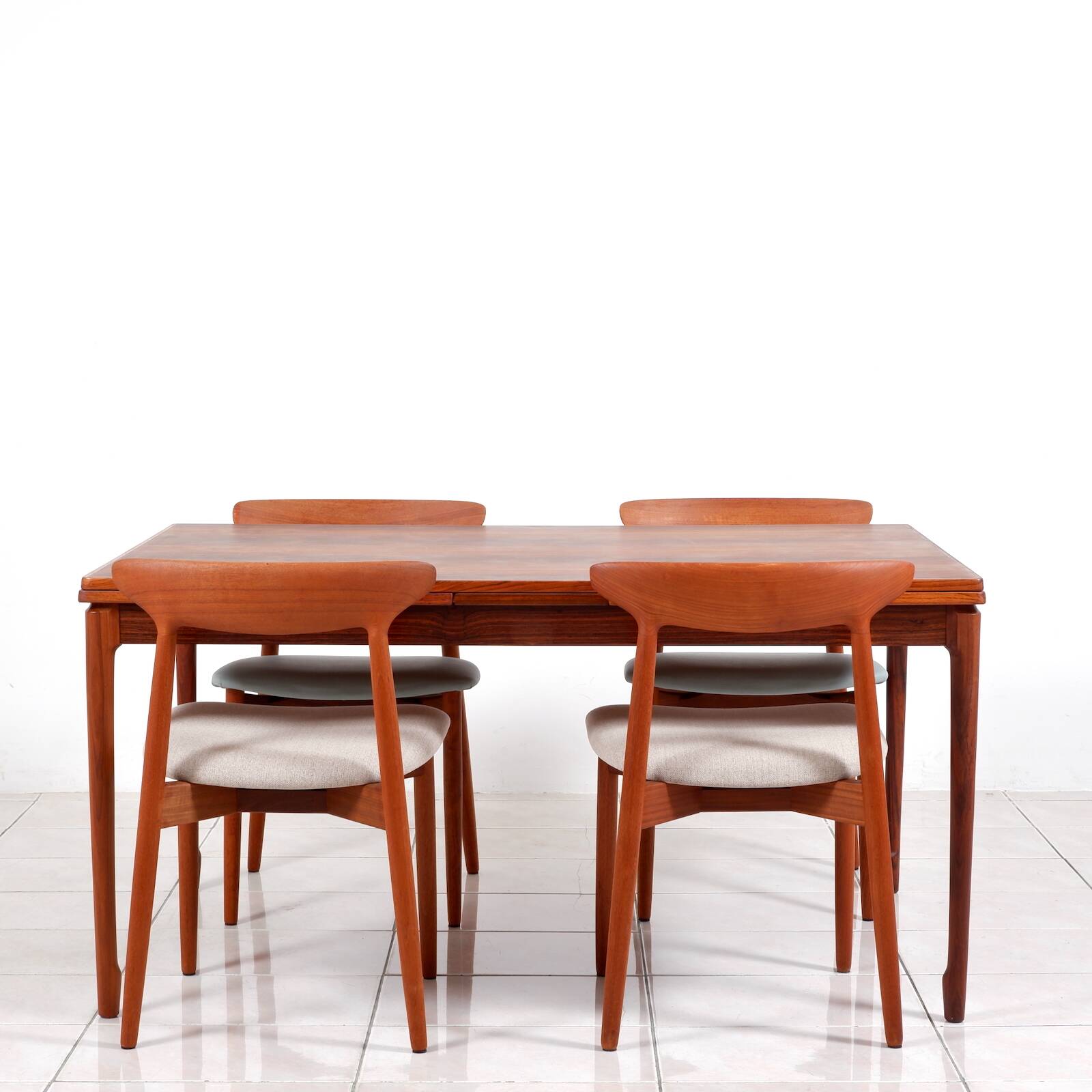 Grande table à manger extensible en palissandre brésilien par H. Sigh & Son