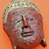 Masque à suspendre visage de bouddha bois polychrome sculpté