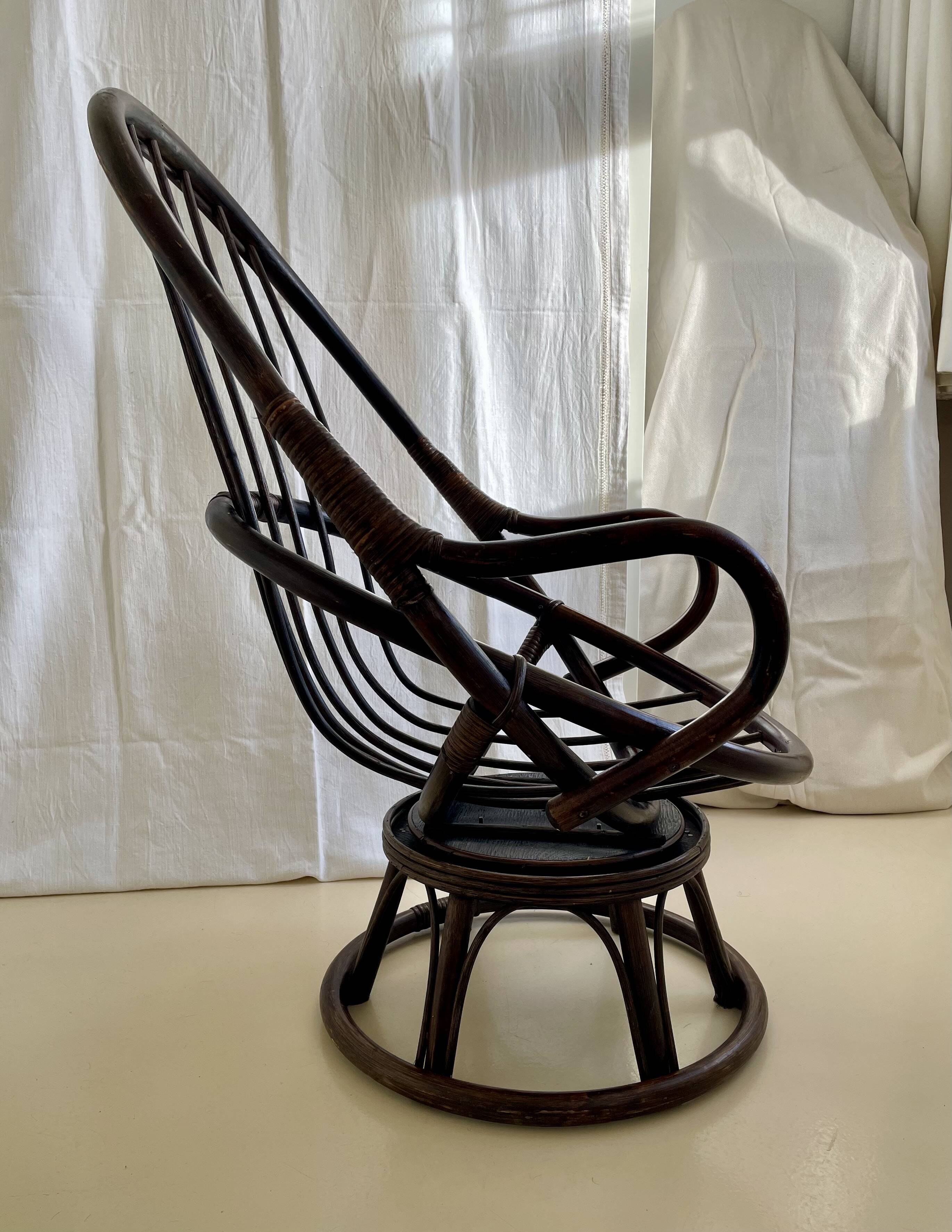 Chaise à œuf en rotin vintage des années 70 en très bon état.