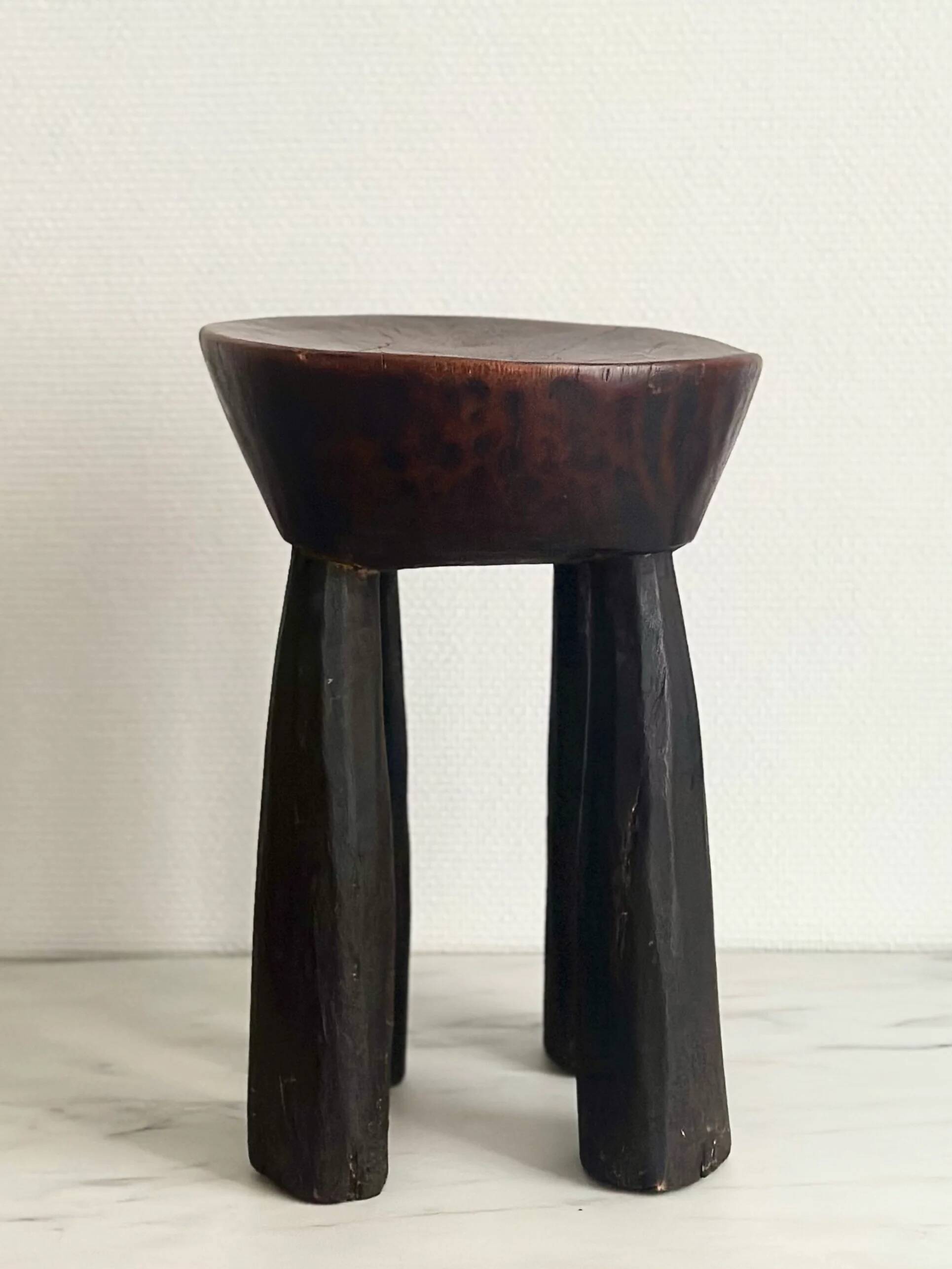 Tabouret tripode en bois sculpté, art sénoufo