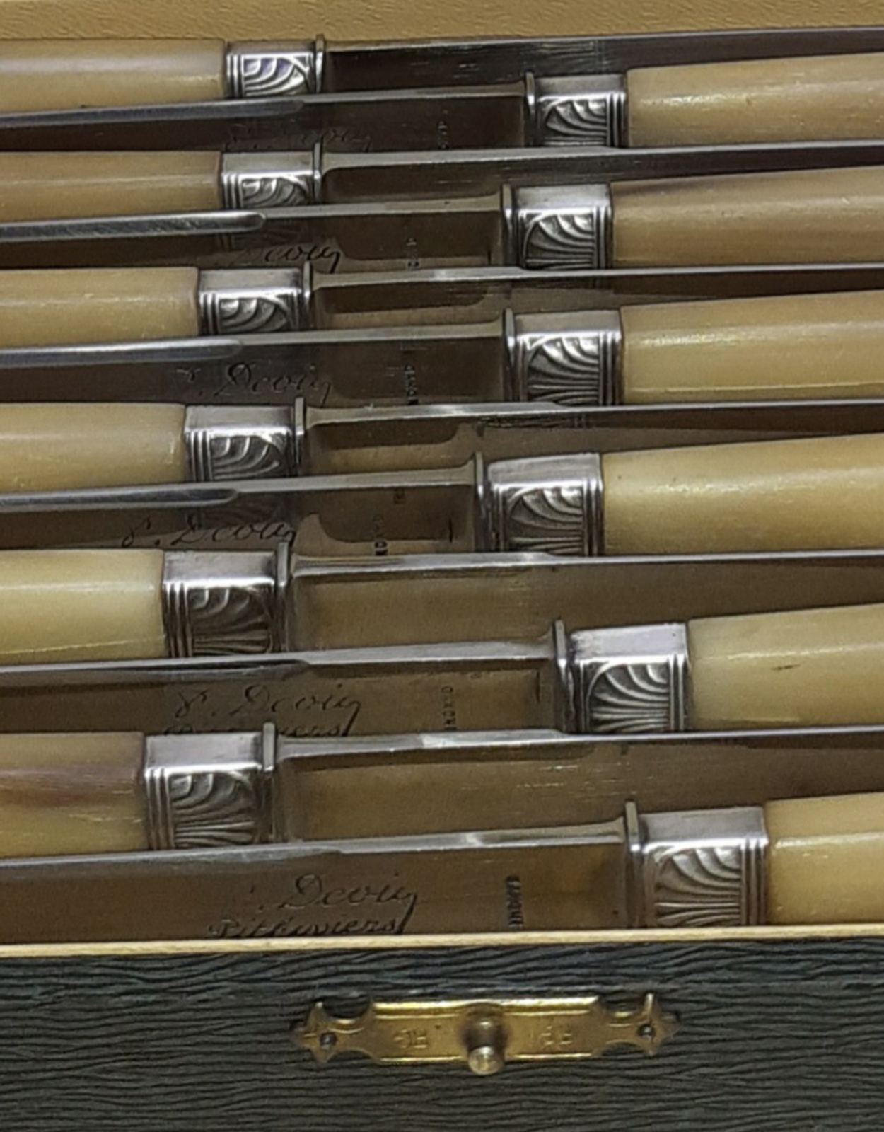Lot de 12 couteaux manche en corne