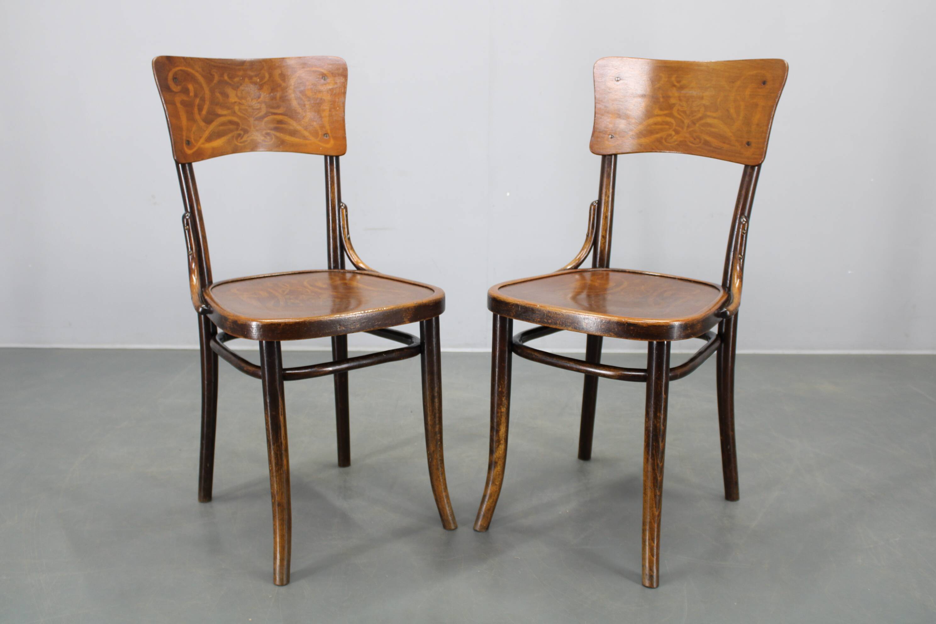 Pair of Thonet Art Nouveau bentwood chairs, Czechoslovakia, 1920s