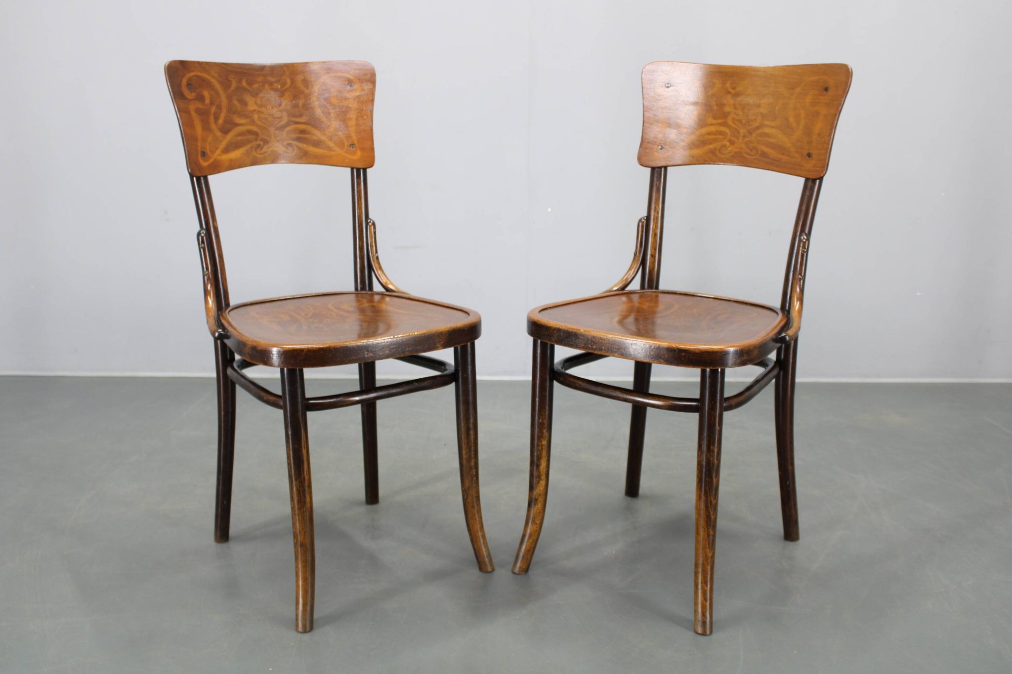 Pair of Thonet Art Nouveau bentwood chairs, Czechoslovakia, 1920s