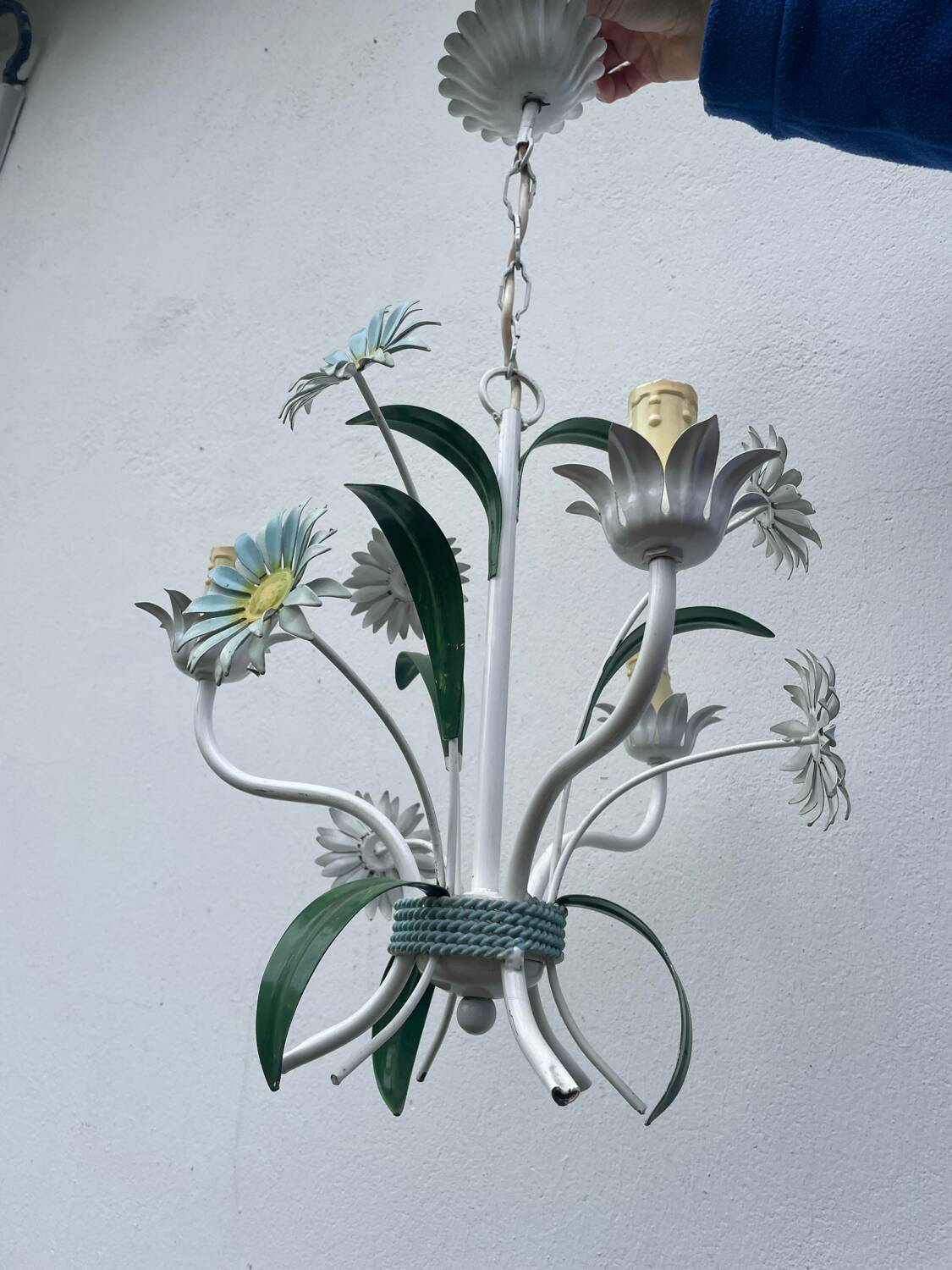 Suspension en métal formant des fleurs