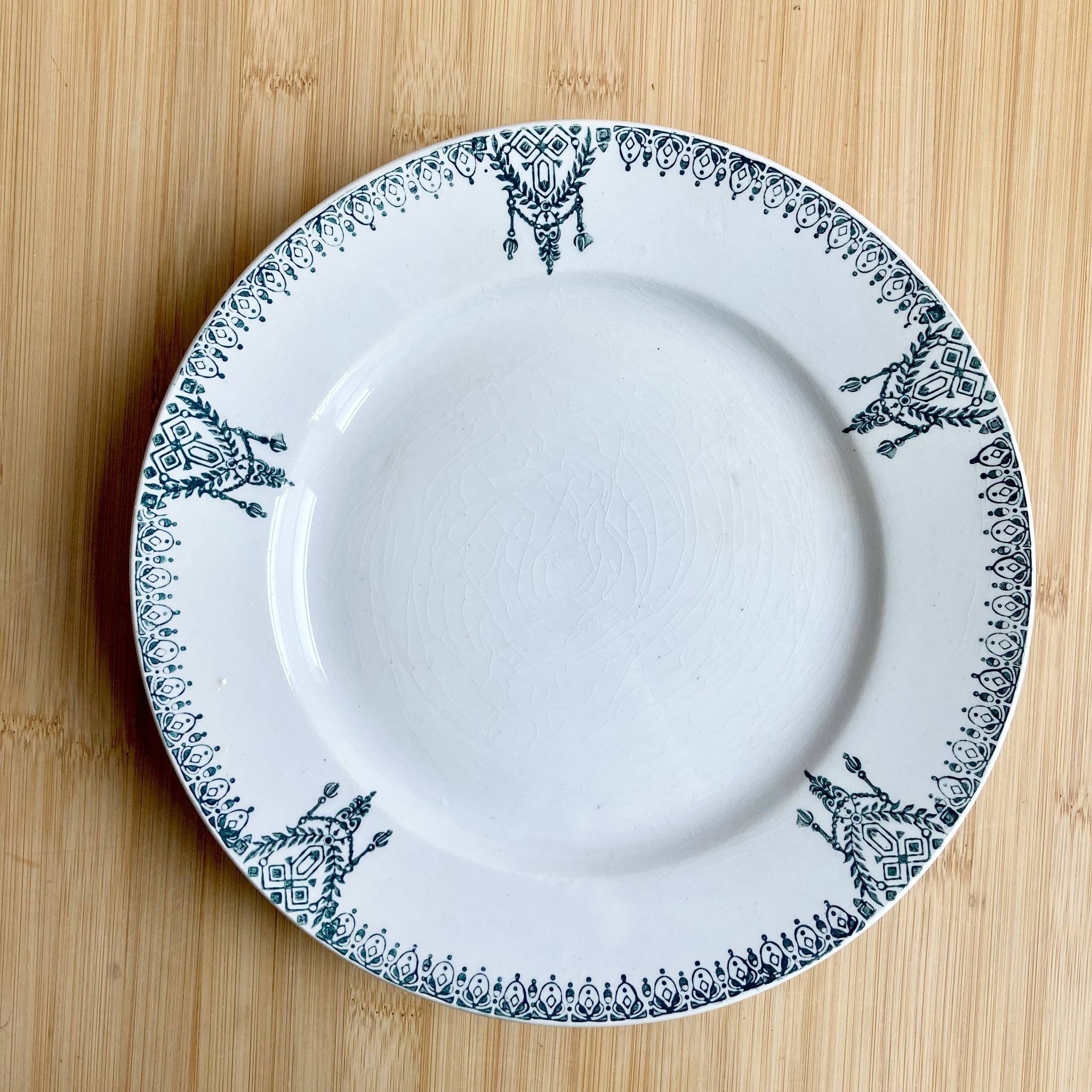 Assiette sur pied Terre de fer Saint-Amand