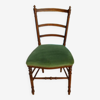 1 chaise en bois massif avec dessus velours vert et ses clous