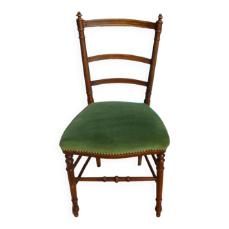 1 chaise en bois massif avec dessus velours vert et ses clous