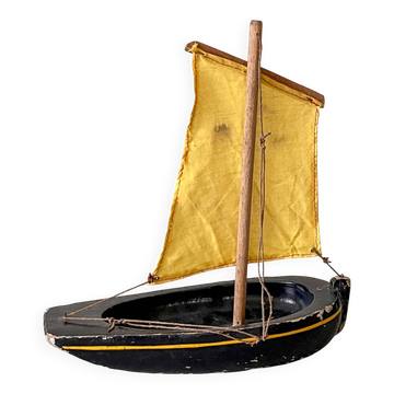 Voilier de bassin en bois, Le Misainier de la marque Tirot, jouet ancien