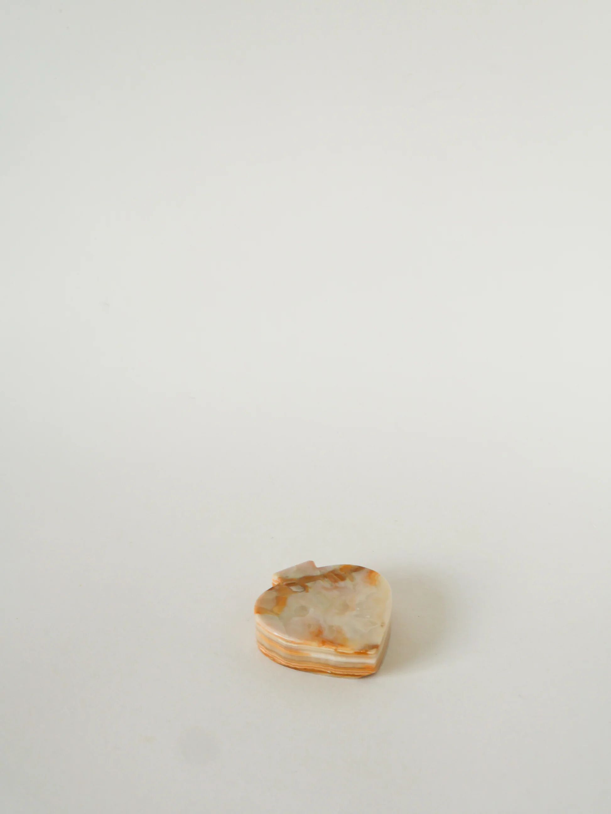Vide-poche en albâtre, forme pique, beige et marron, 1970