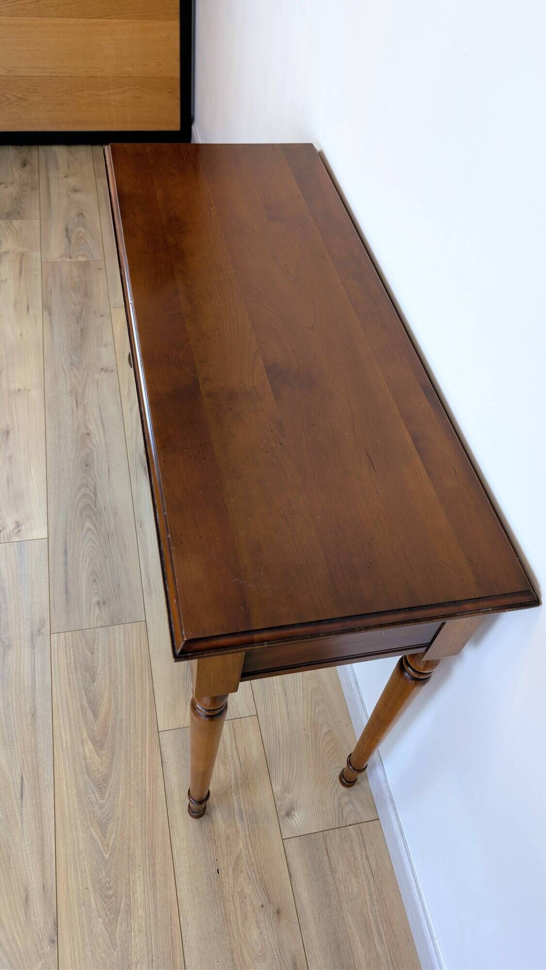 Console in cherry wood with turned legs and drawer – classic charm