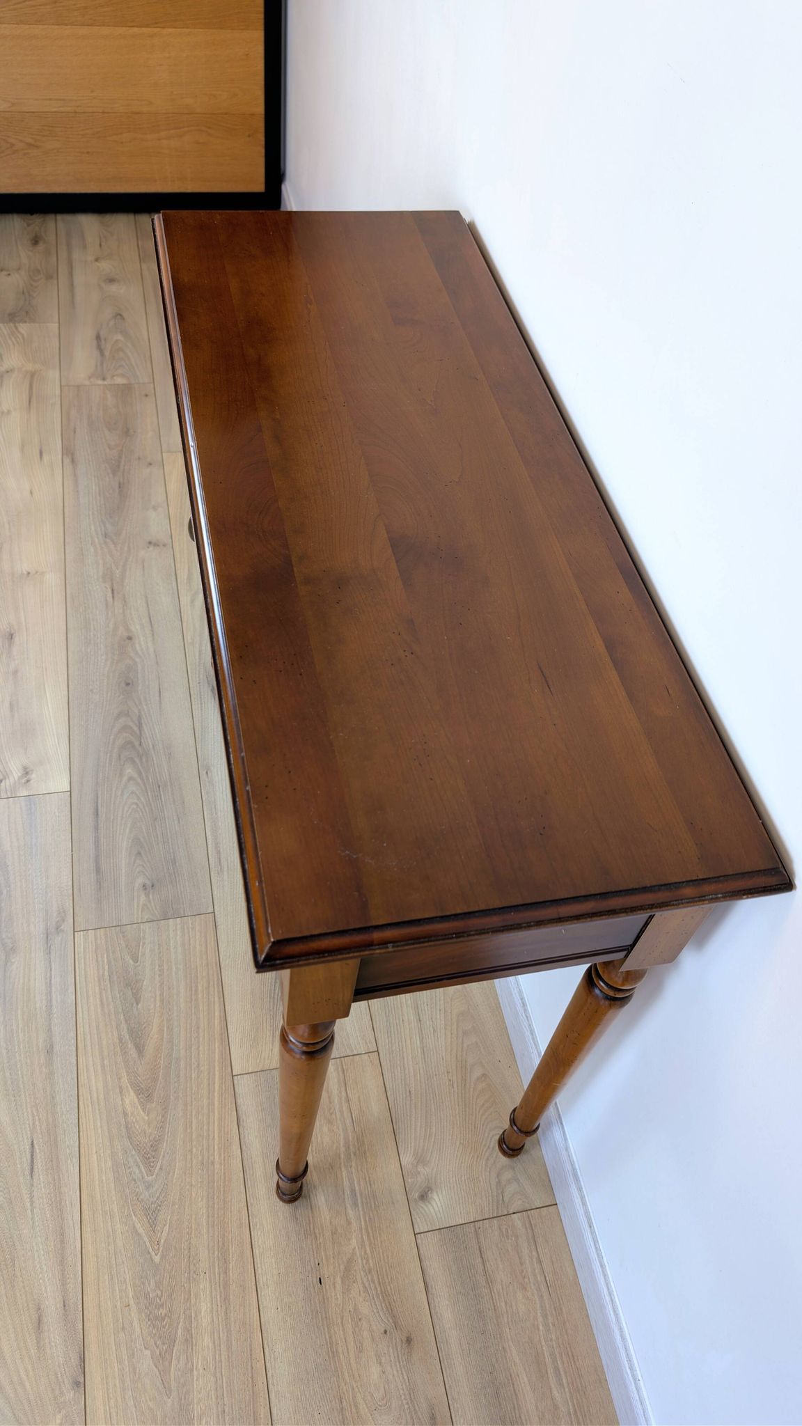 Console en merisier aux pieds tournés et tiroir – charme classique