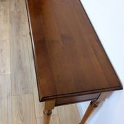 Console en merisier aux pieds tournés et tiroir – charme classique