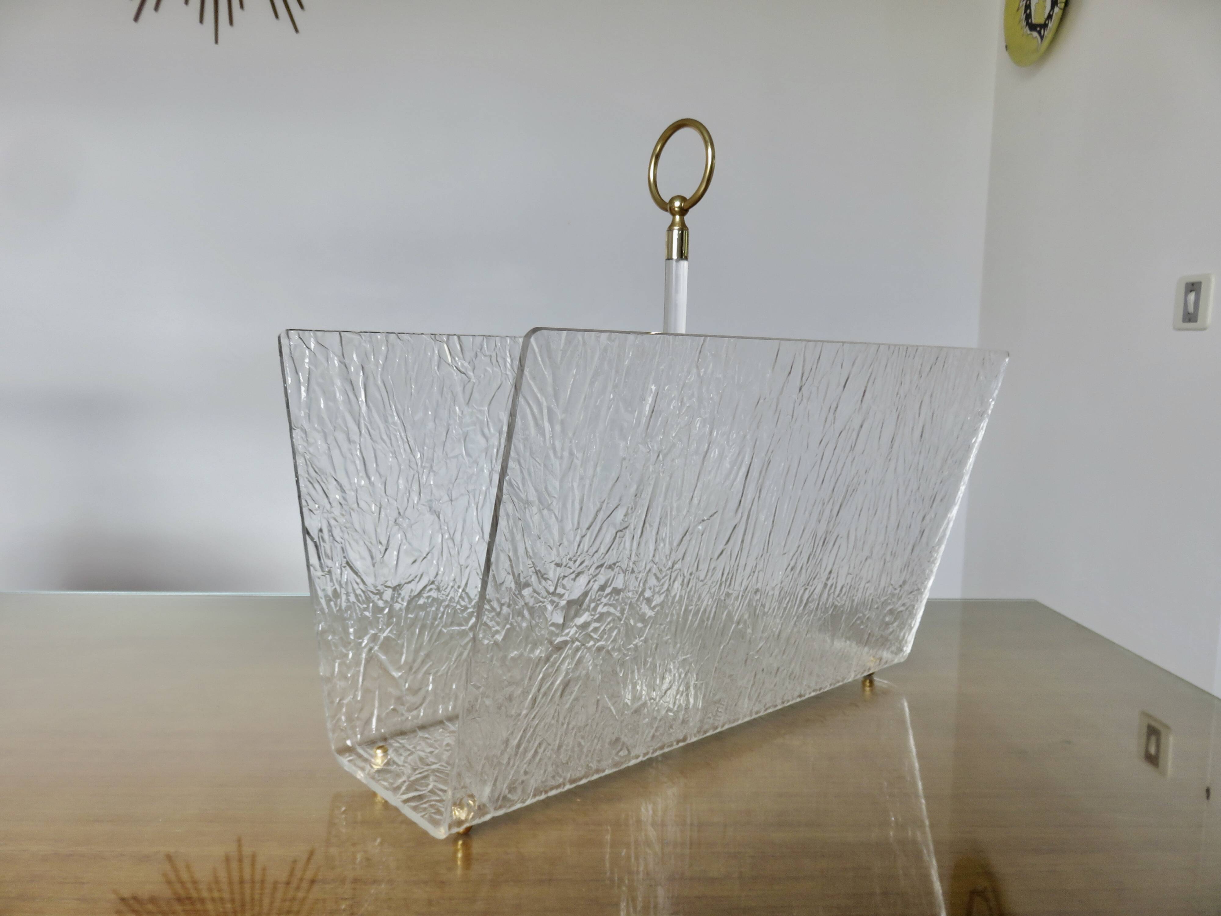 "Roche Bobois" magazine rack in lucite, plexiglass, altuglas and brass, 1970