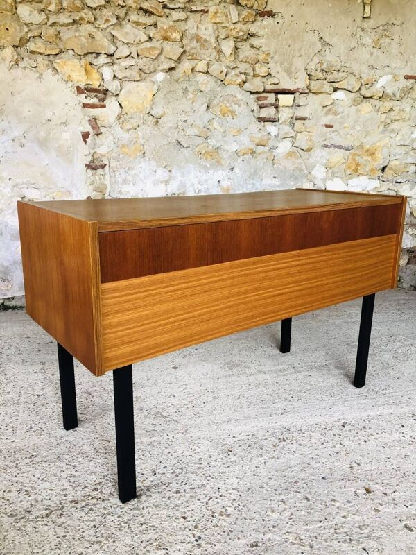 Meuble de rangement en teck pieds métal Circa 70’s