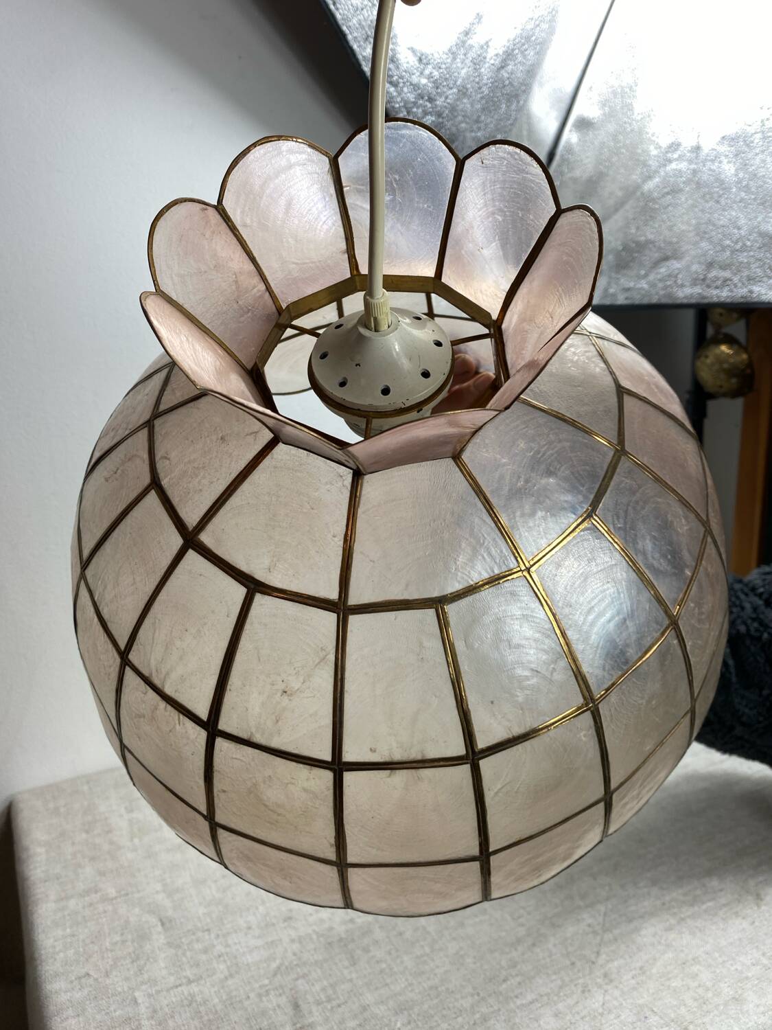 Suspension en nacre et laiton, années 70