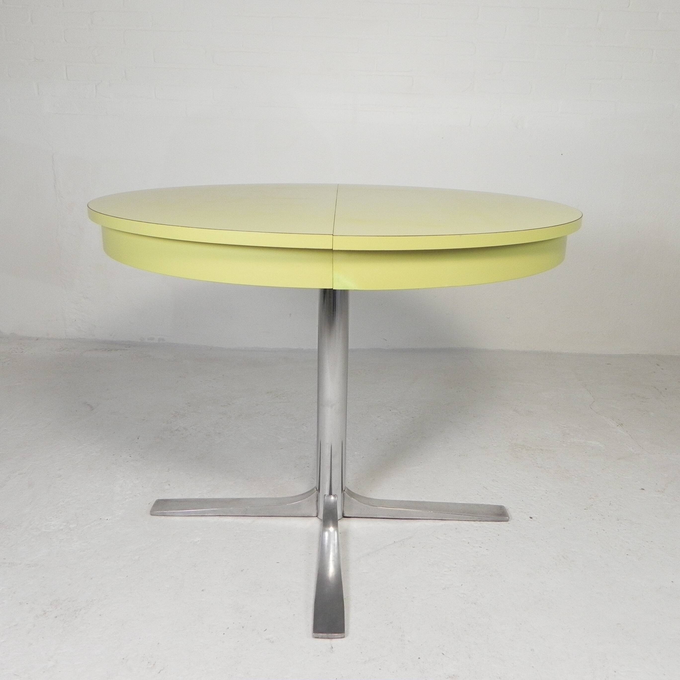 Vintage round dining table with a diameter of 100 cm, extendable to 135 cm, from the 1970s.