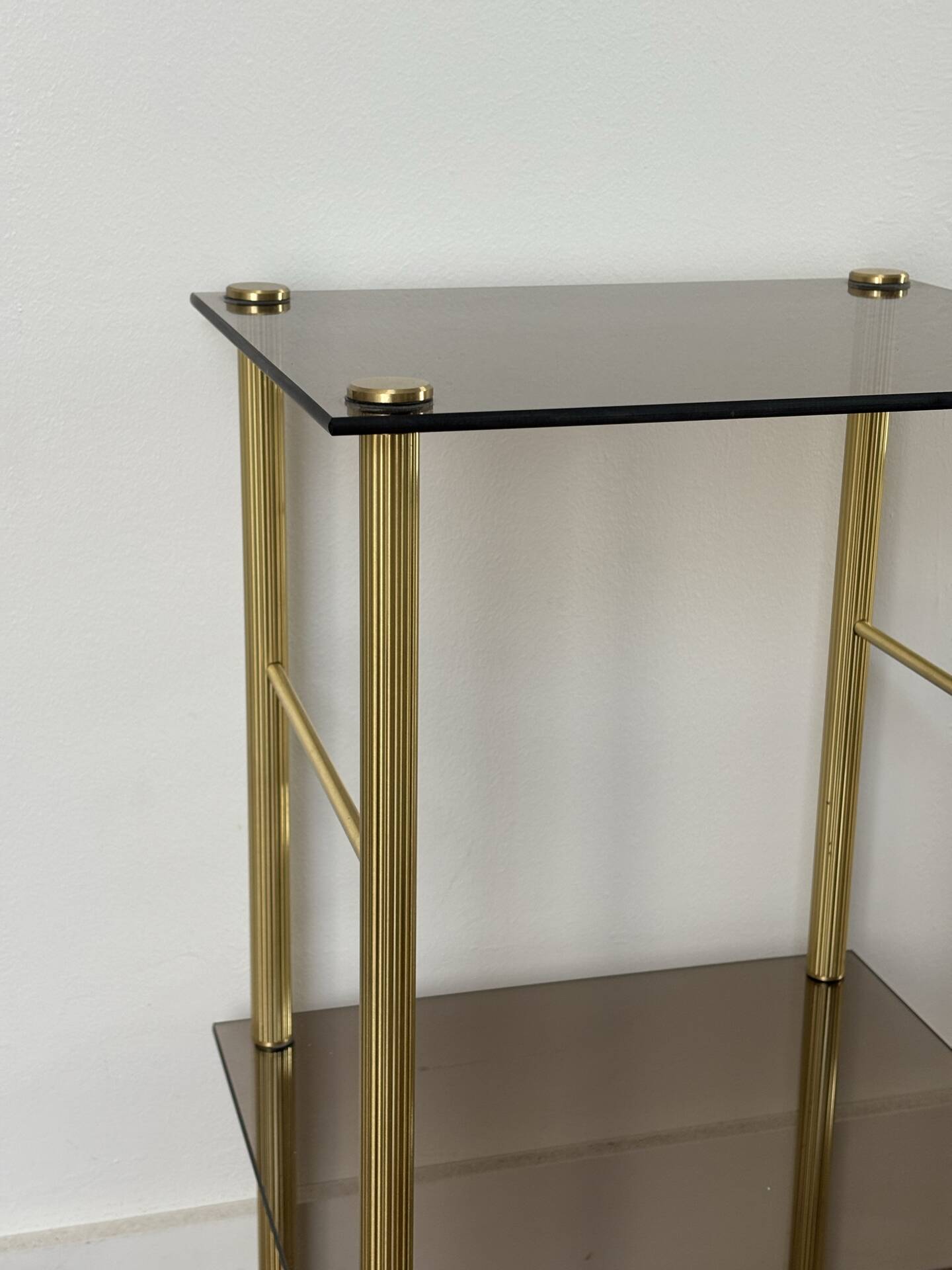 Tables d’appoint en verre et laiton