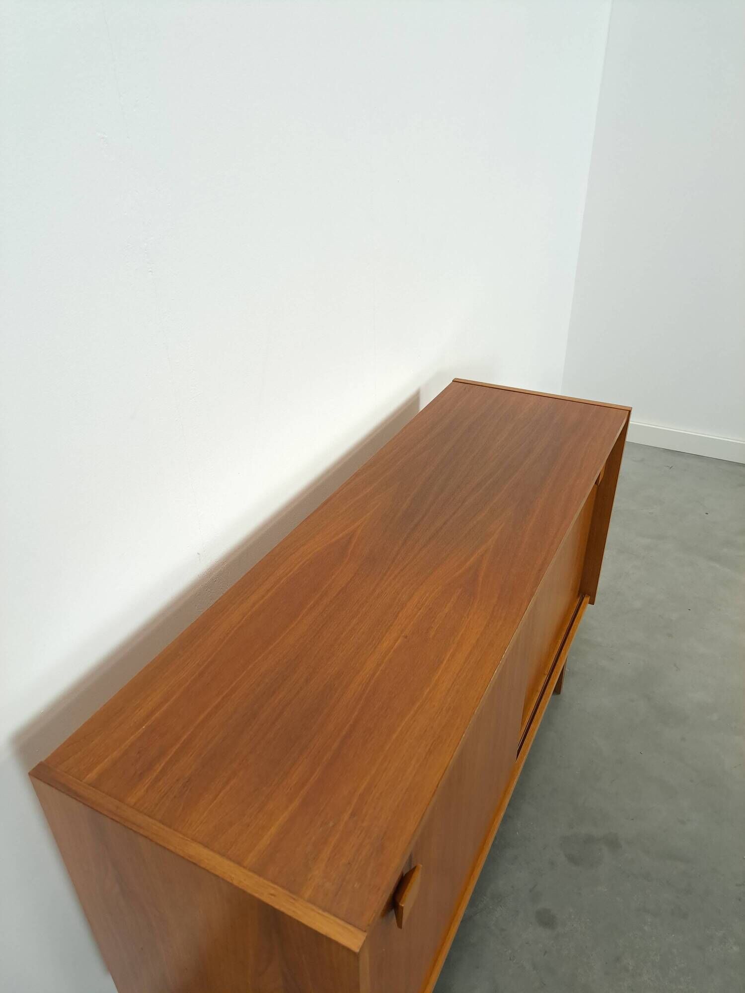 Dressoir vintage plus raffiné avec vierkante grepen et schuine poten