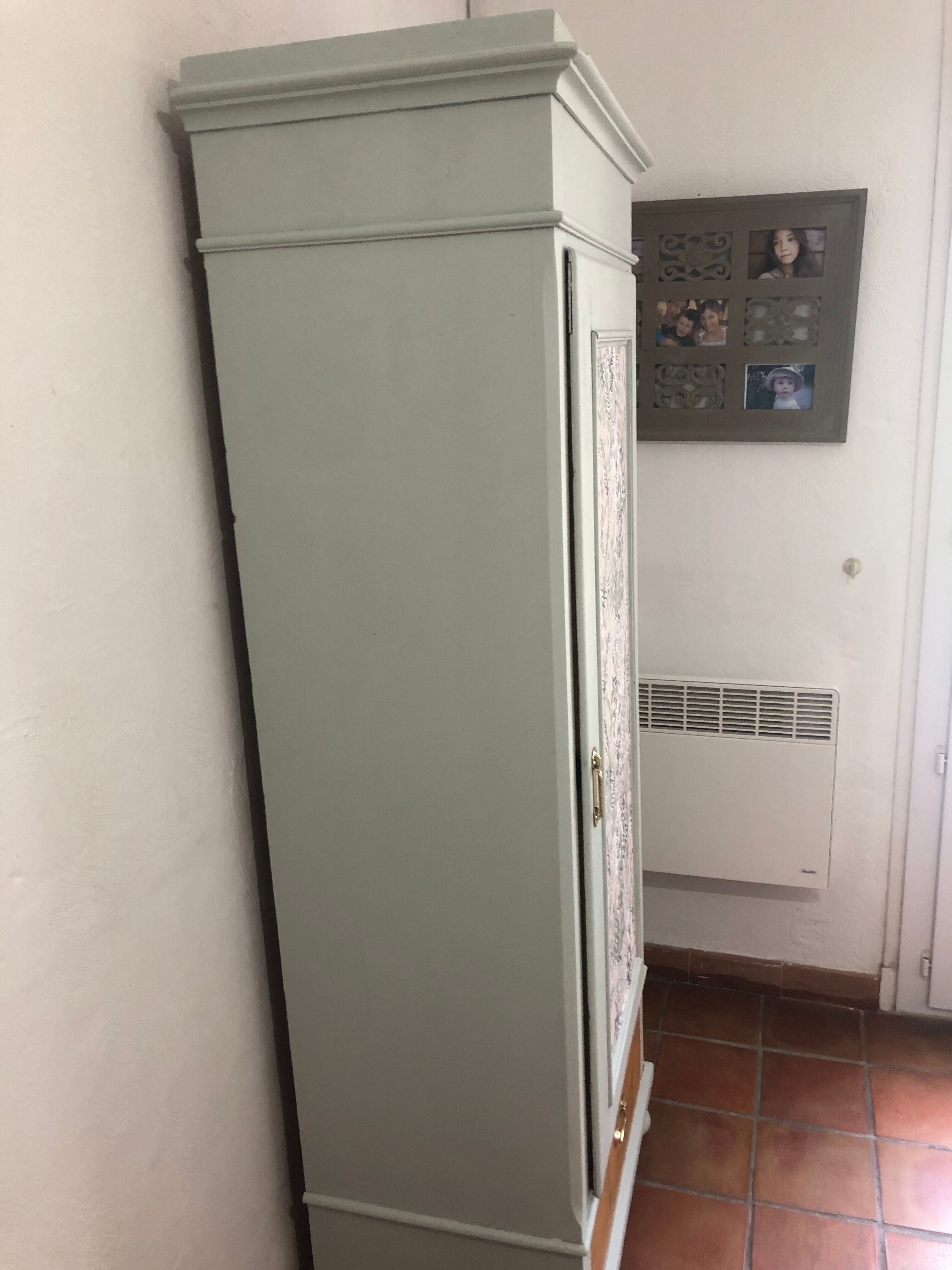 Bonnetiere en pin, armoire