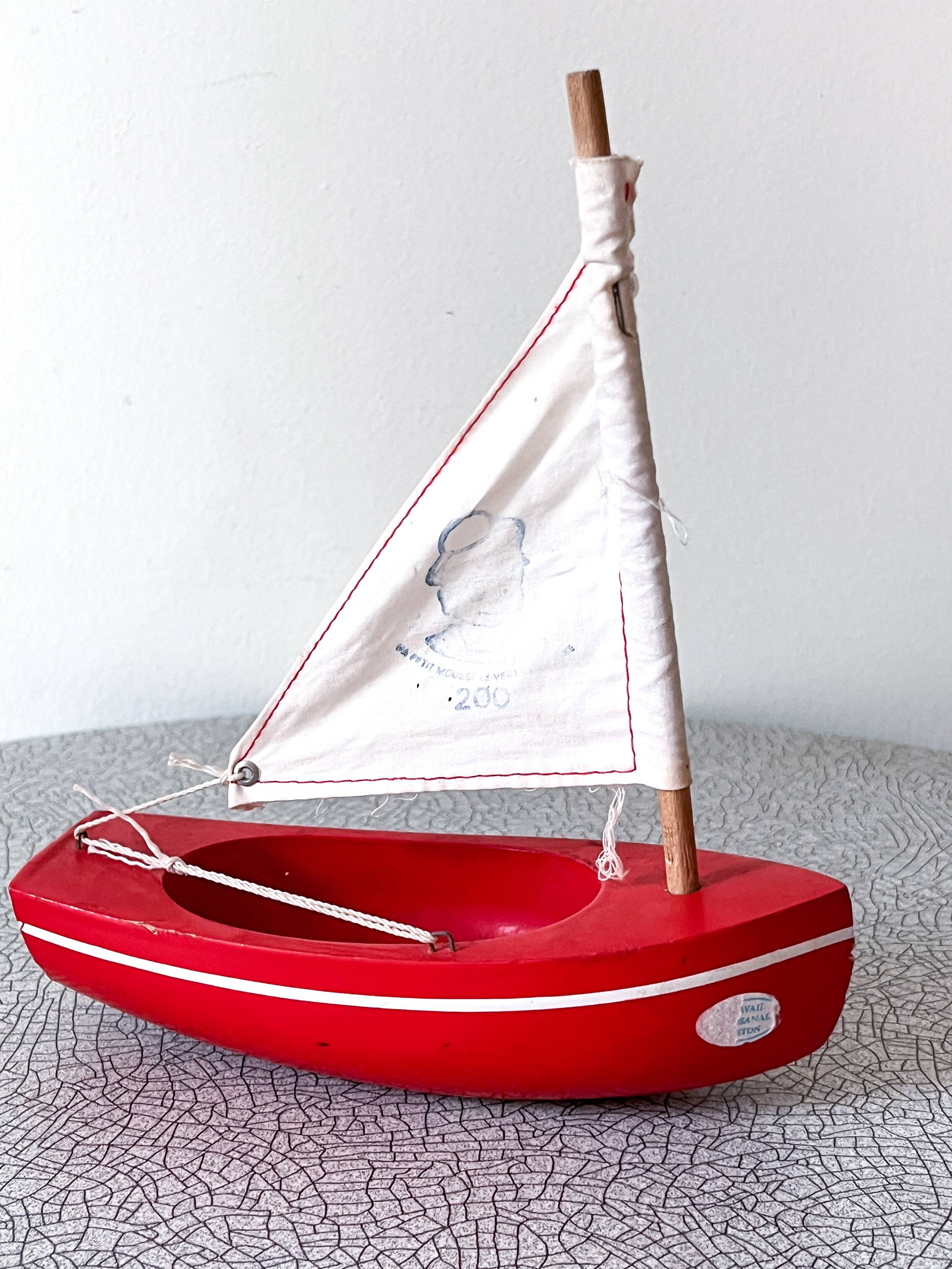 Wooden pond sailboat, model 200 from the French brand Tirot.