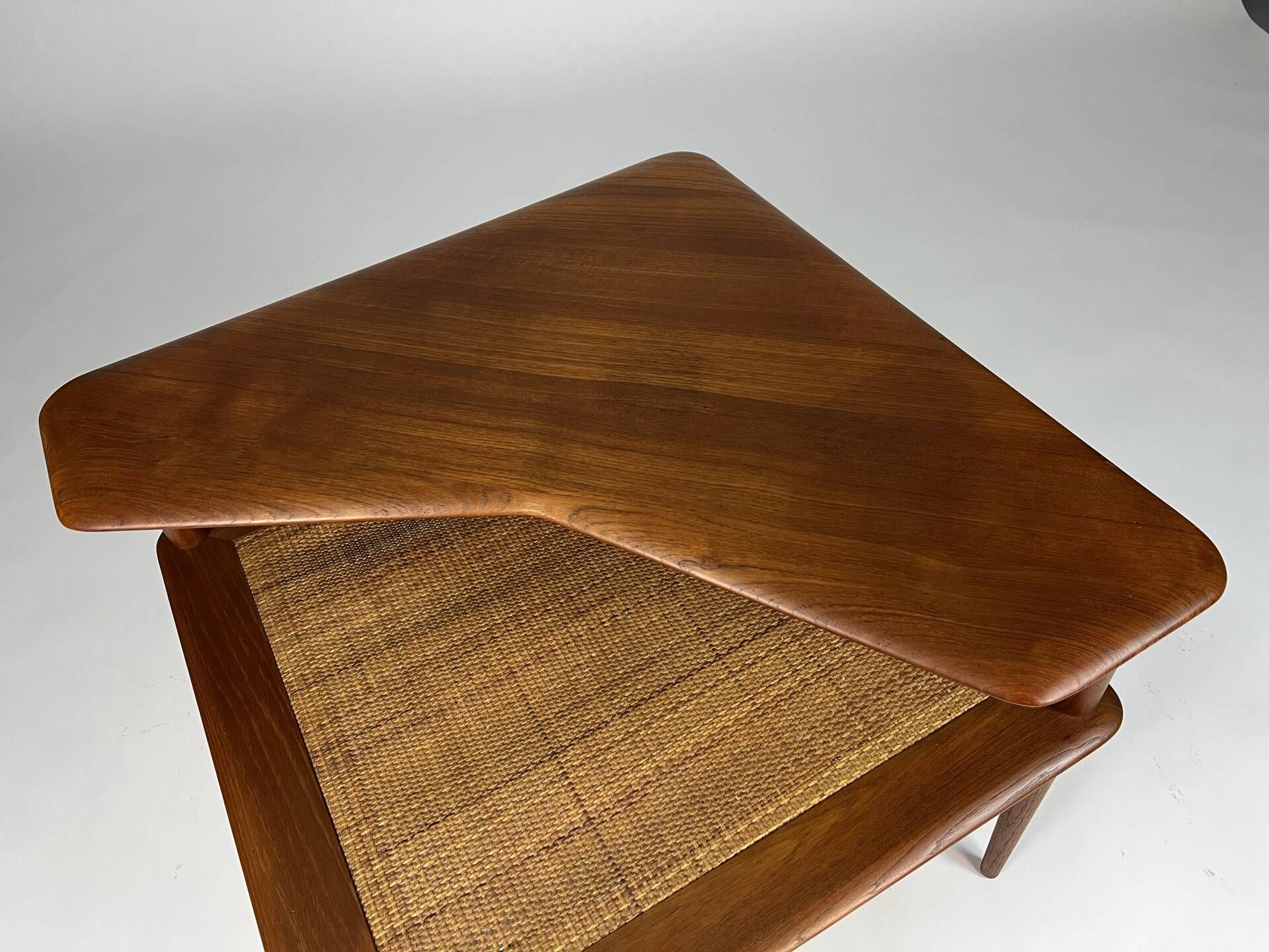 Table basse d'angle Minerva en teck Hvidt Mølgaard-Nielsen danoise