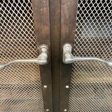 Armoire industrielle en fer avec portes en treillis sur roues, années 1960