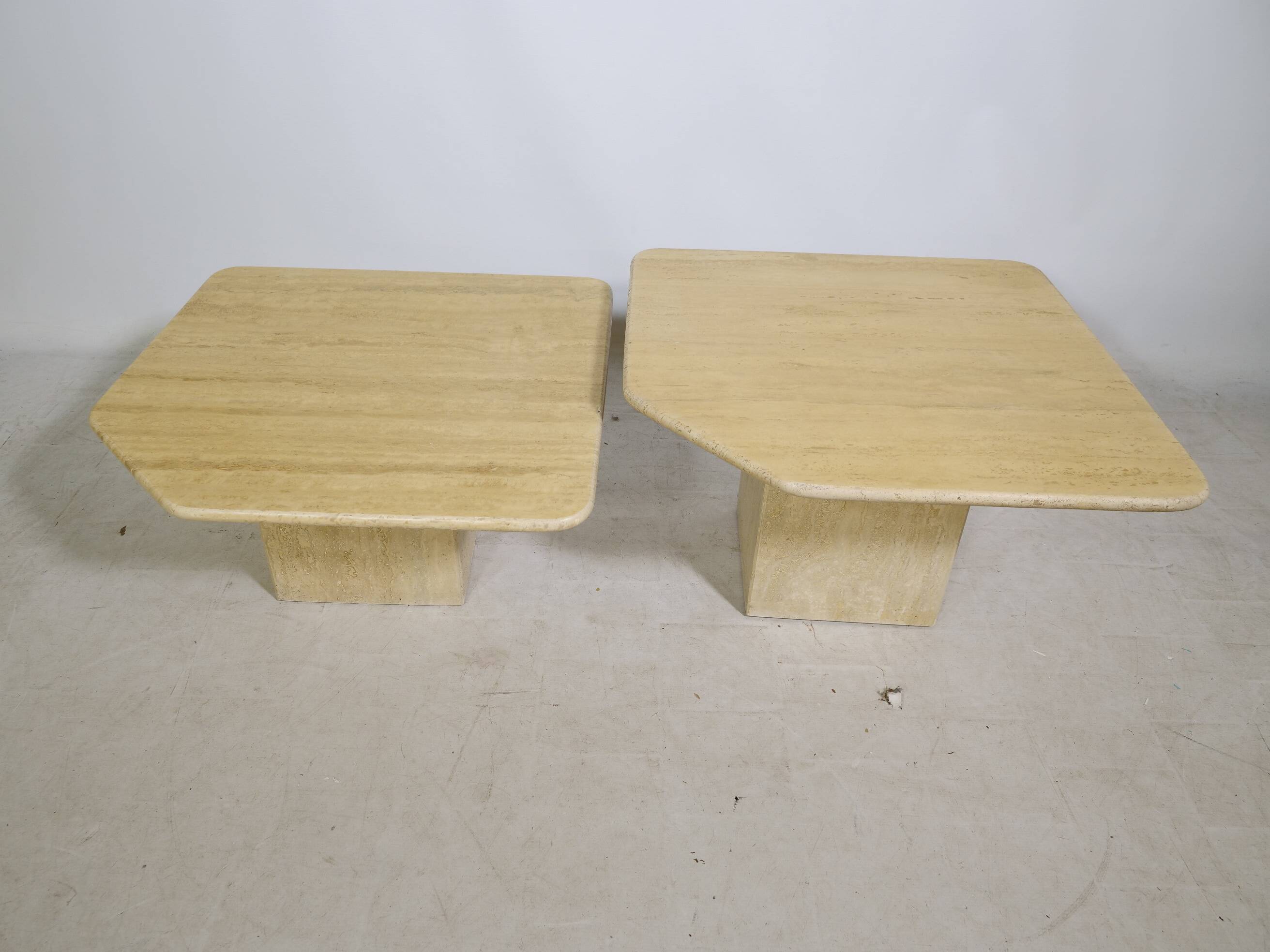 Tables gigognes en travertin, ensemble de 2, années 1970