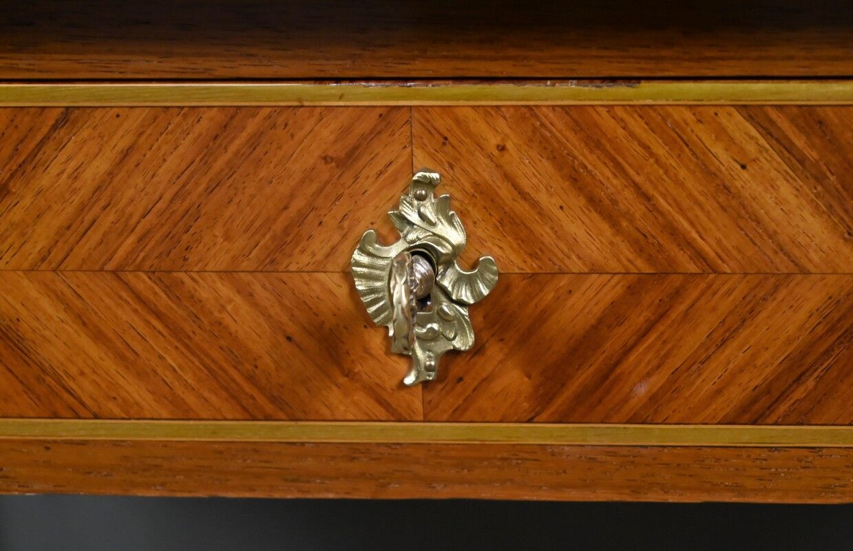 Small desk table in rosewood and rosewood marquetry, Louis XVI style – early 20th century.
