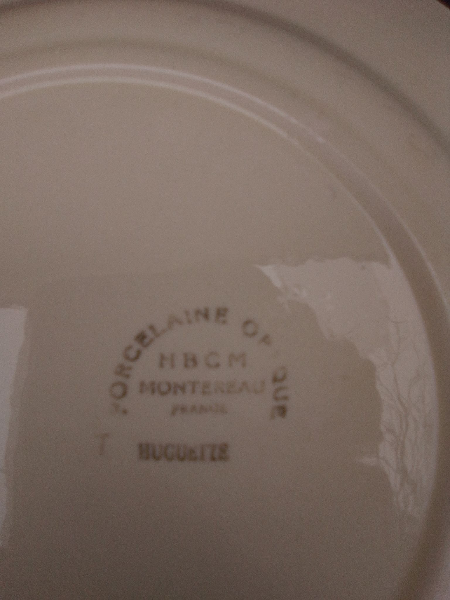 Opaque porcelain plate HBCM Creil Montereau model Huguette diam 22.5 cm