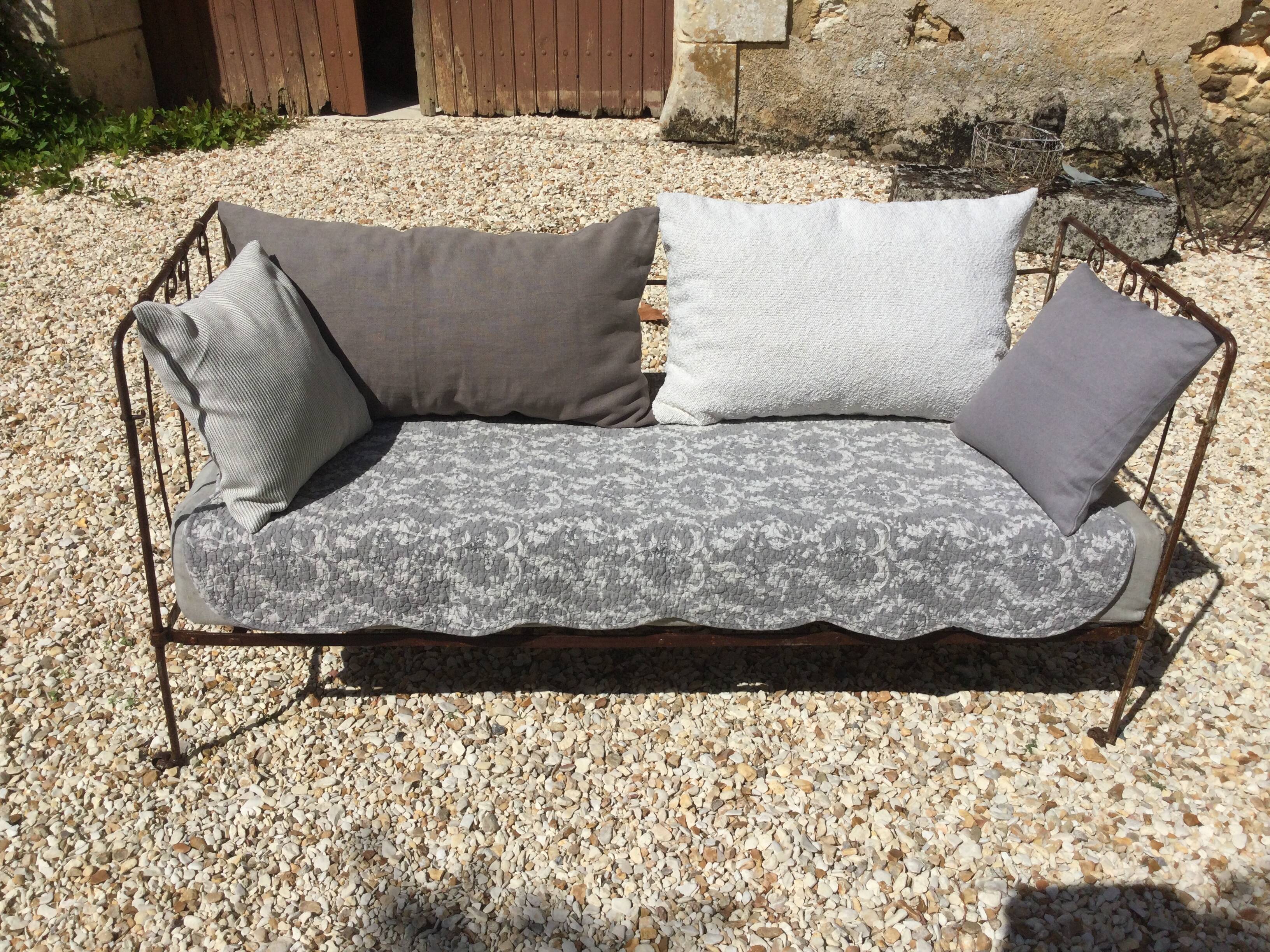 Lit banquette ancien fer forgé avec coussins