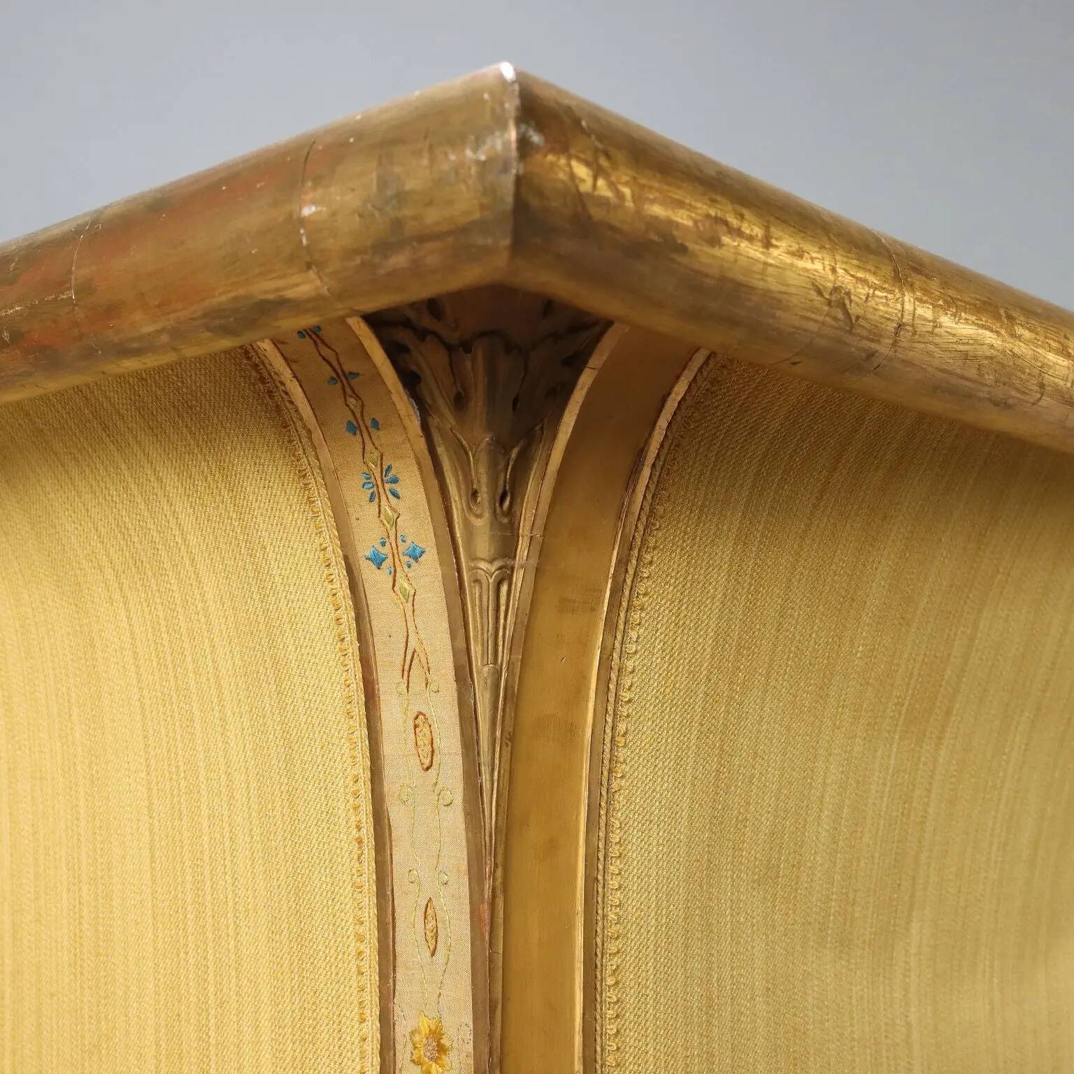 Antique restoration canapé in carved and gilded wood, Italy, 19th century.