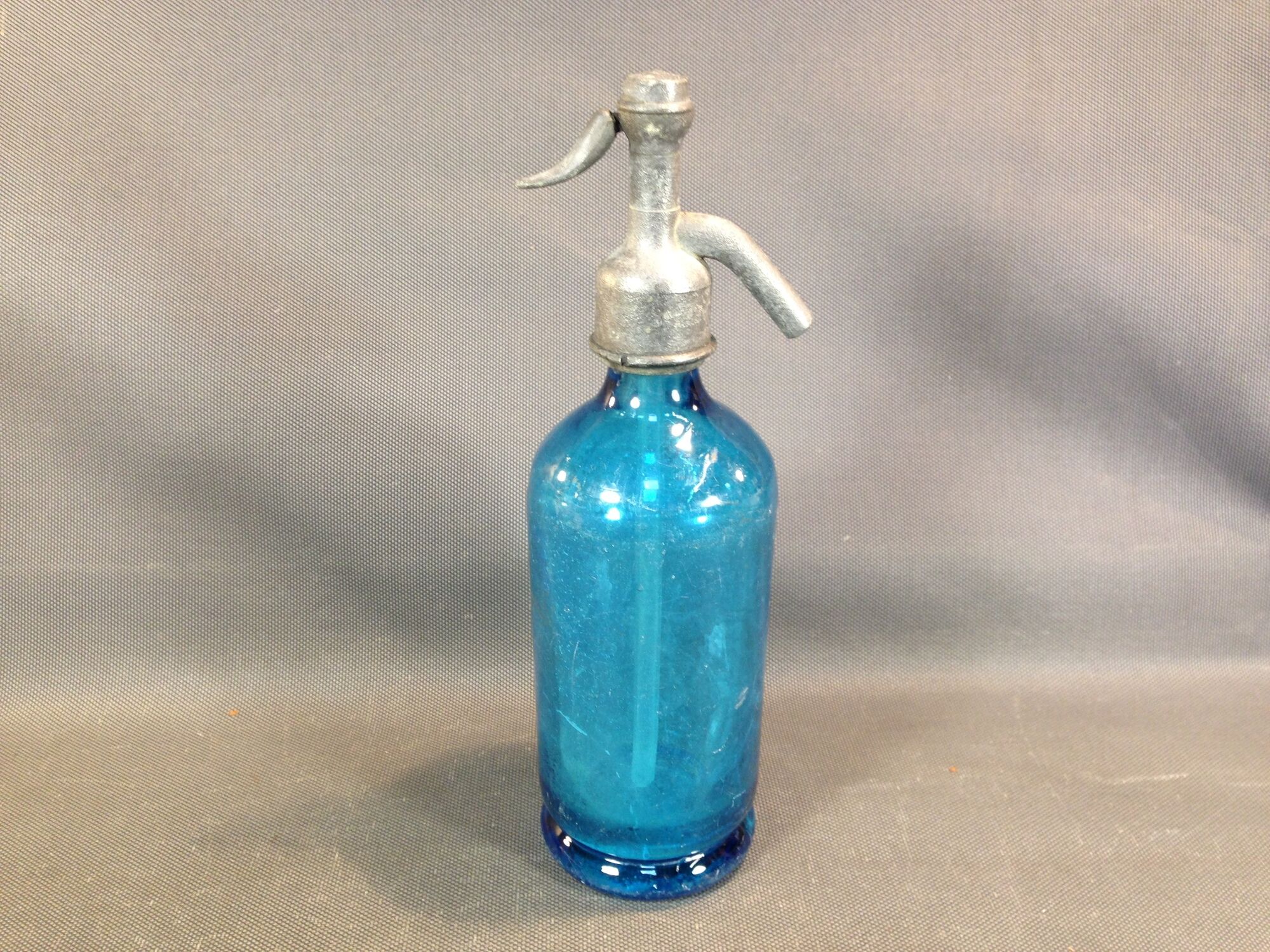 Former little siphon of bistro seltz water deco vintage blue bar Isère