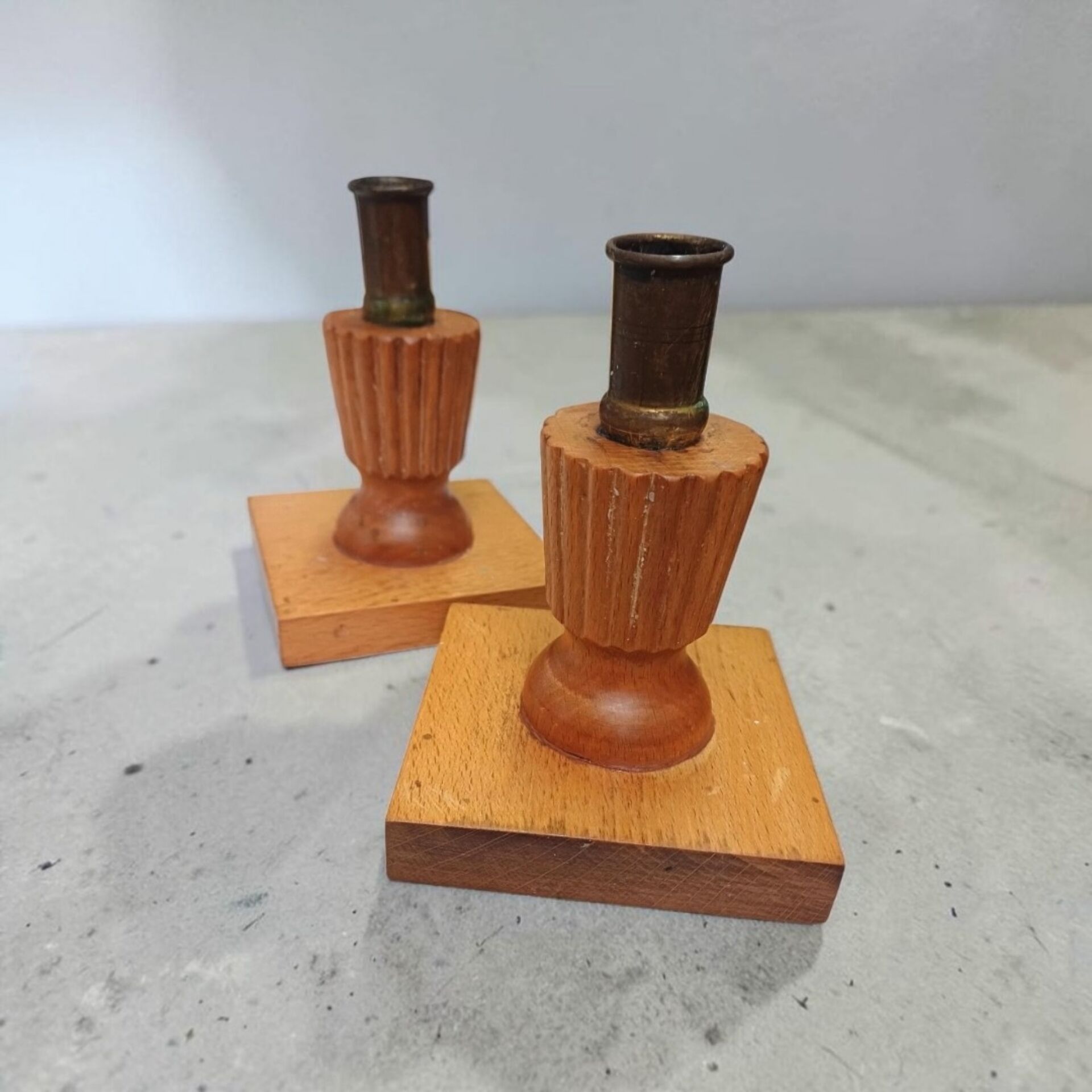 Paire de bougeoirs en bois