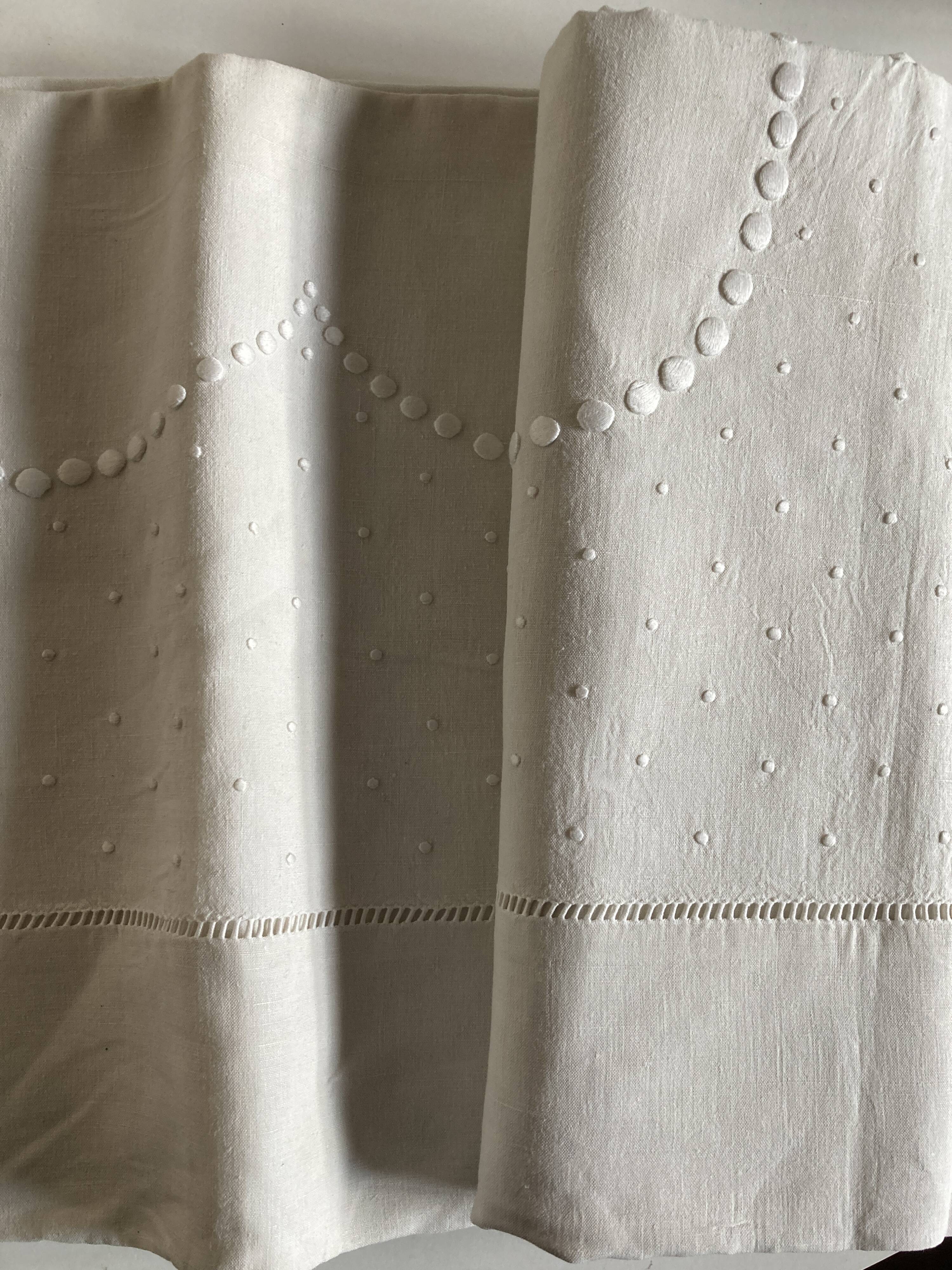 Linen cloth sheet embroidered with a pea festoon