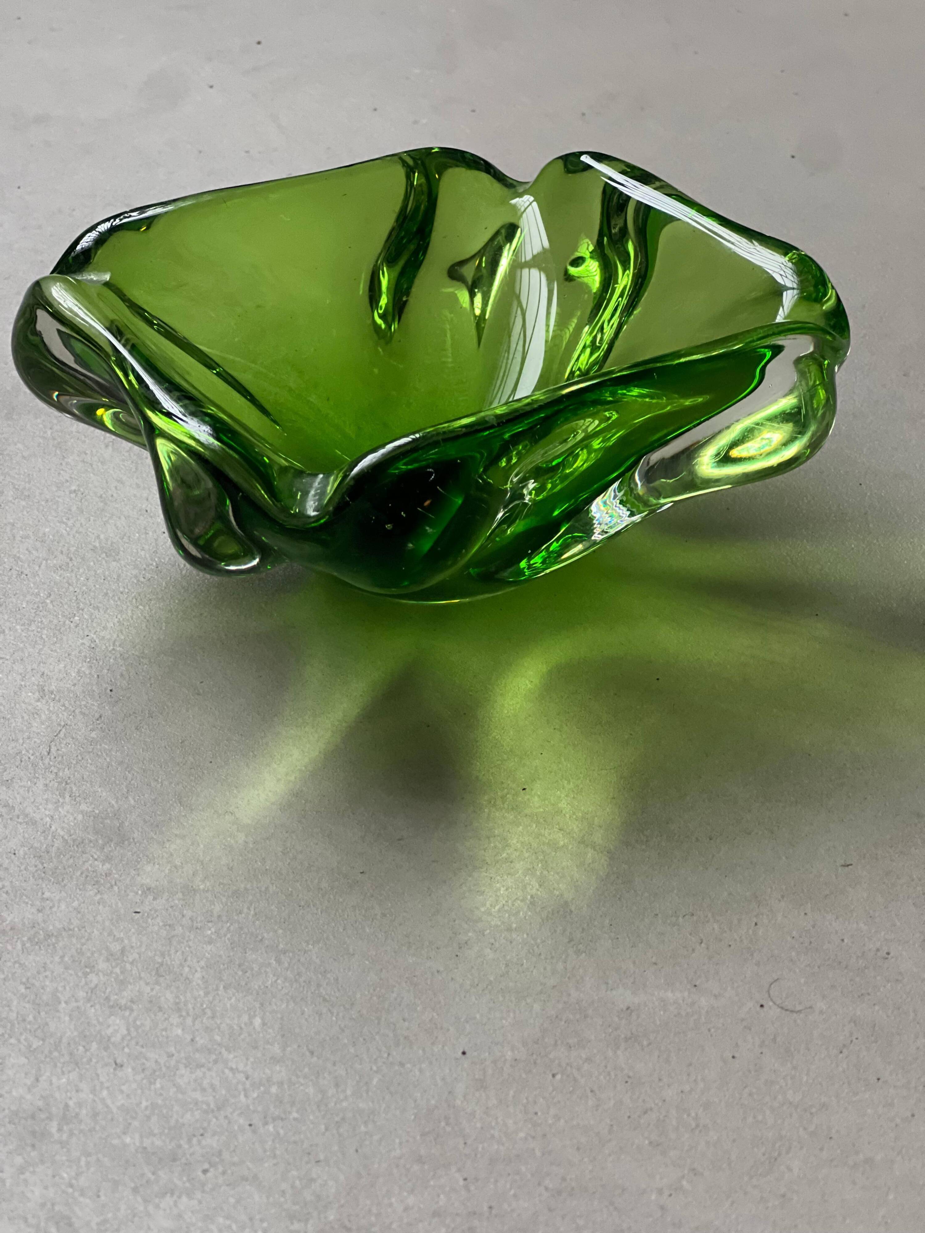 Verre de Murano vert, verre contemporain des années 1960 fabriqué à la main en Italie.