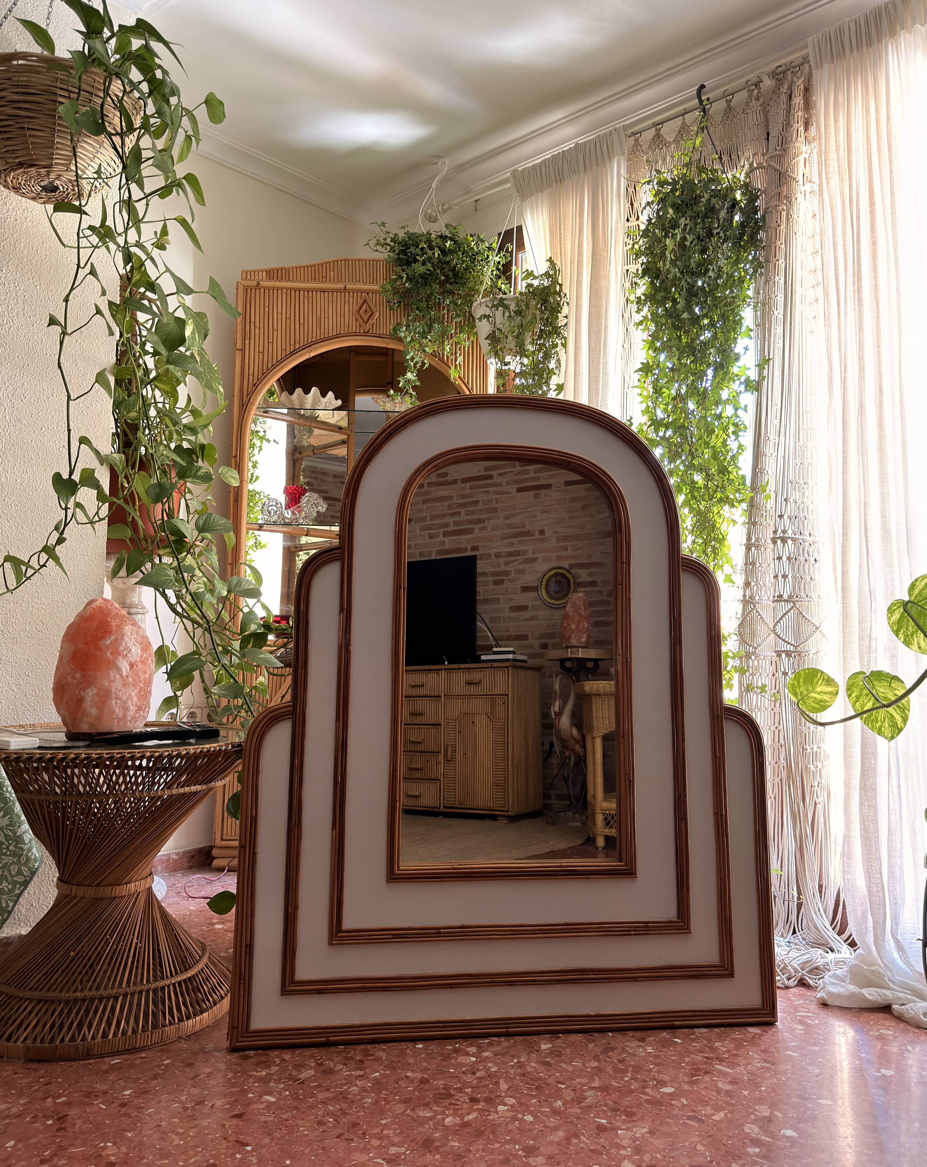 Miroir monumental Hollywood Regency tropical en canne de bambou, atr