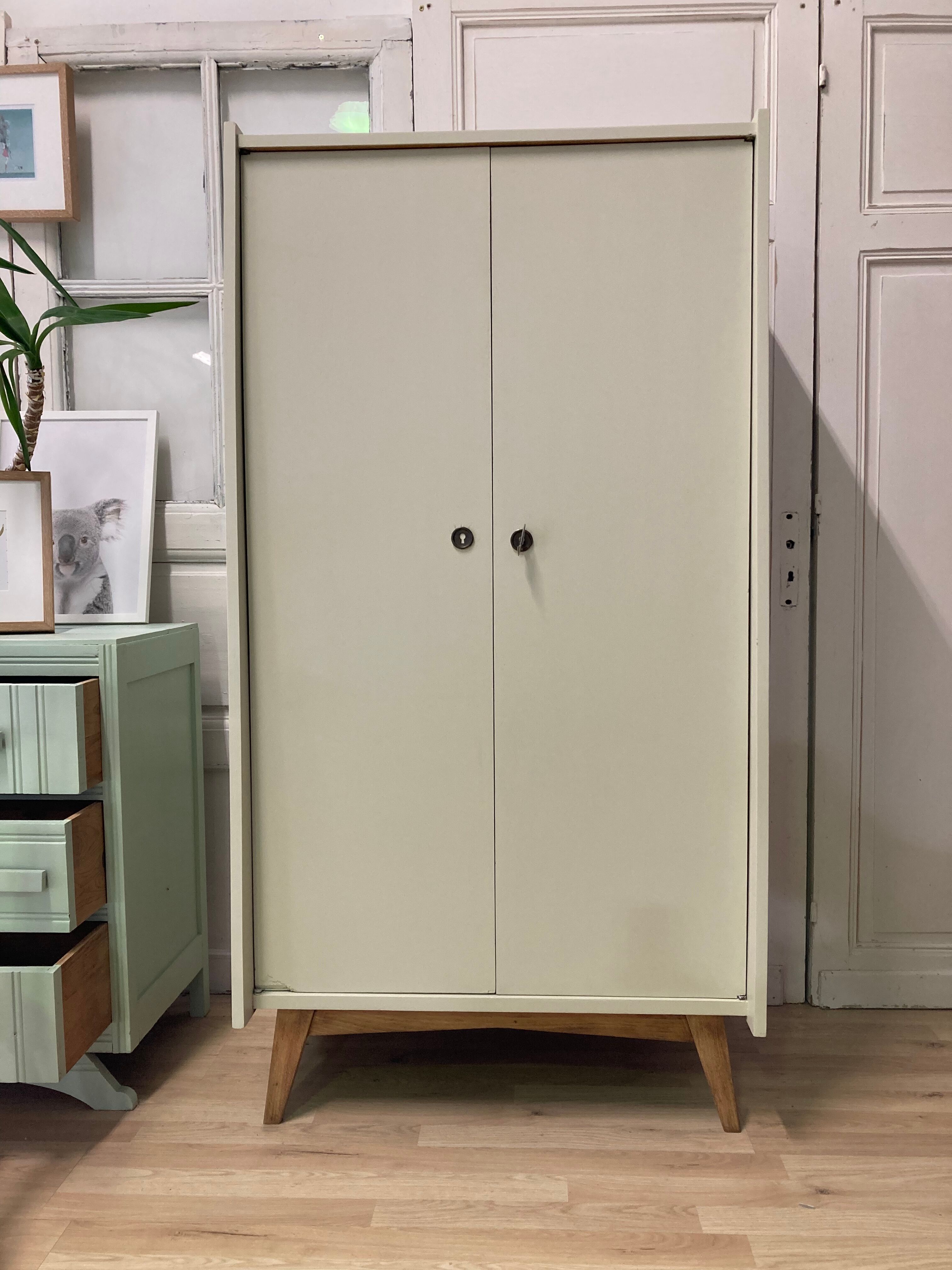 Compass foot cabinet