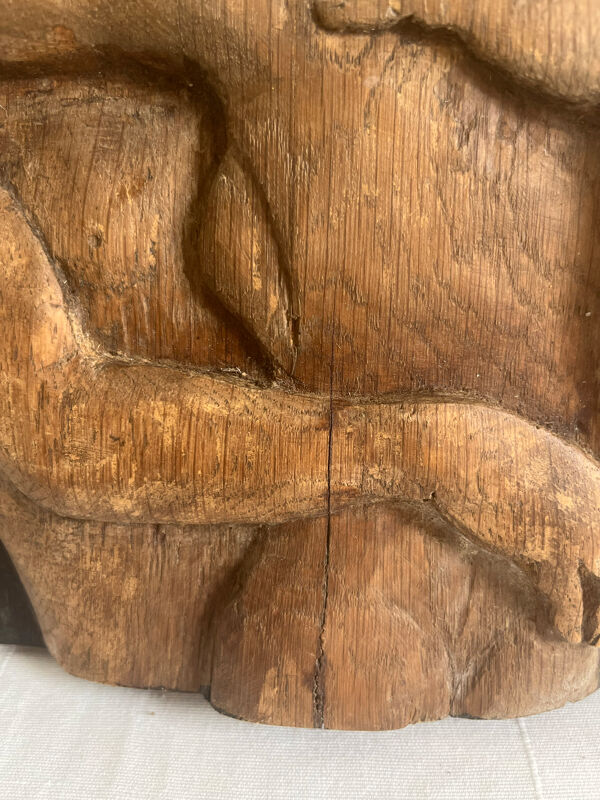 Sculpture sur bois bas relief Homme et femme enfant signée