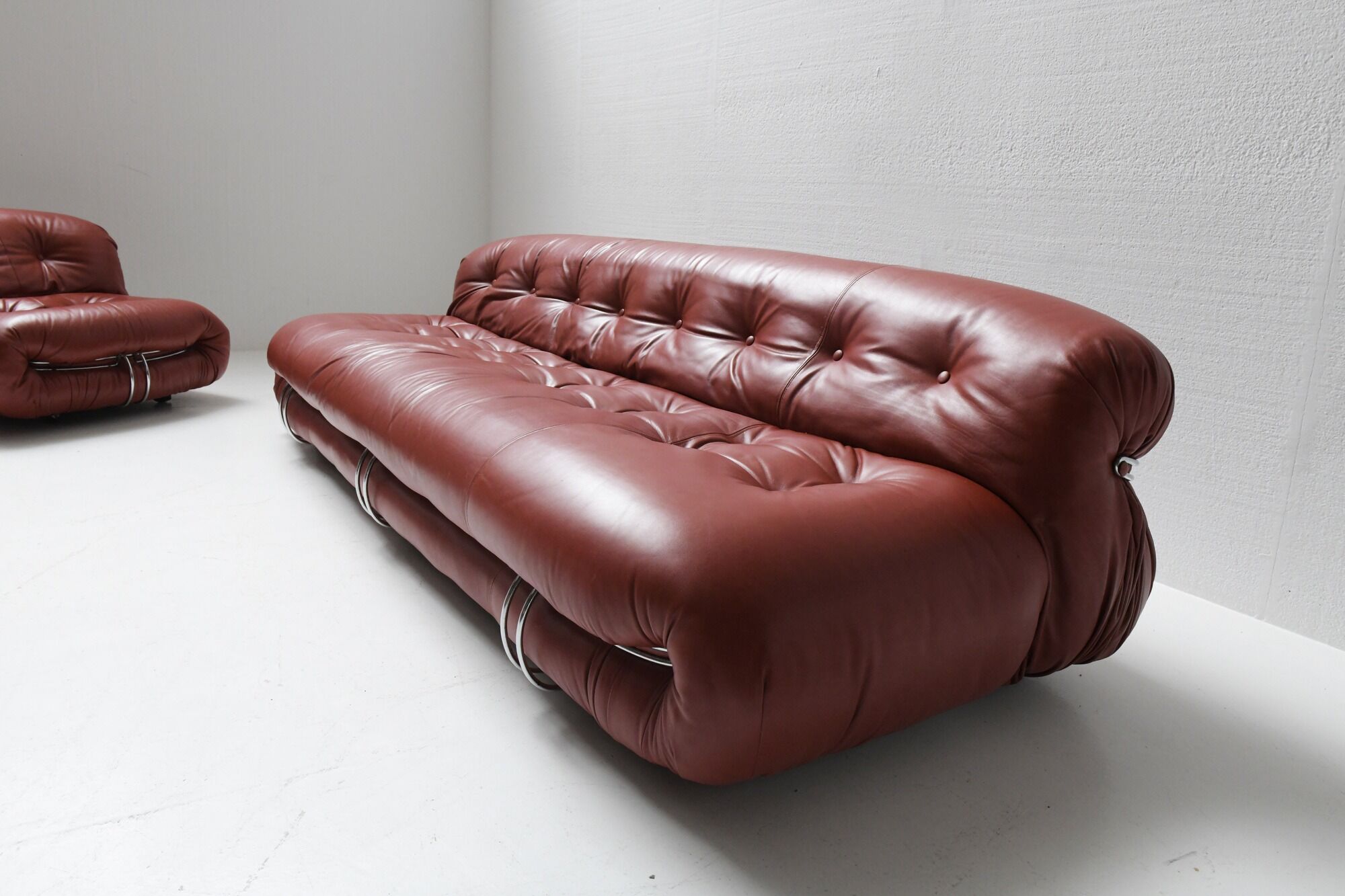 Vintage Soriana set in red leather by Afra e Tobia Scarpa for Cassina Italy