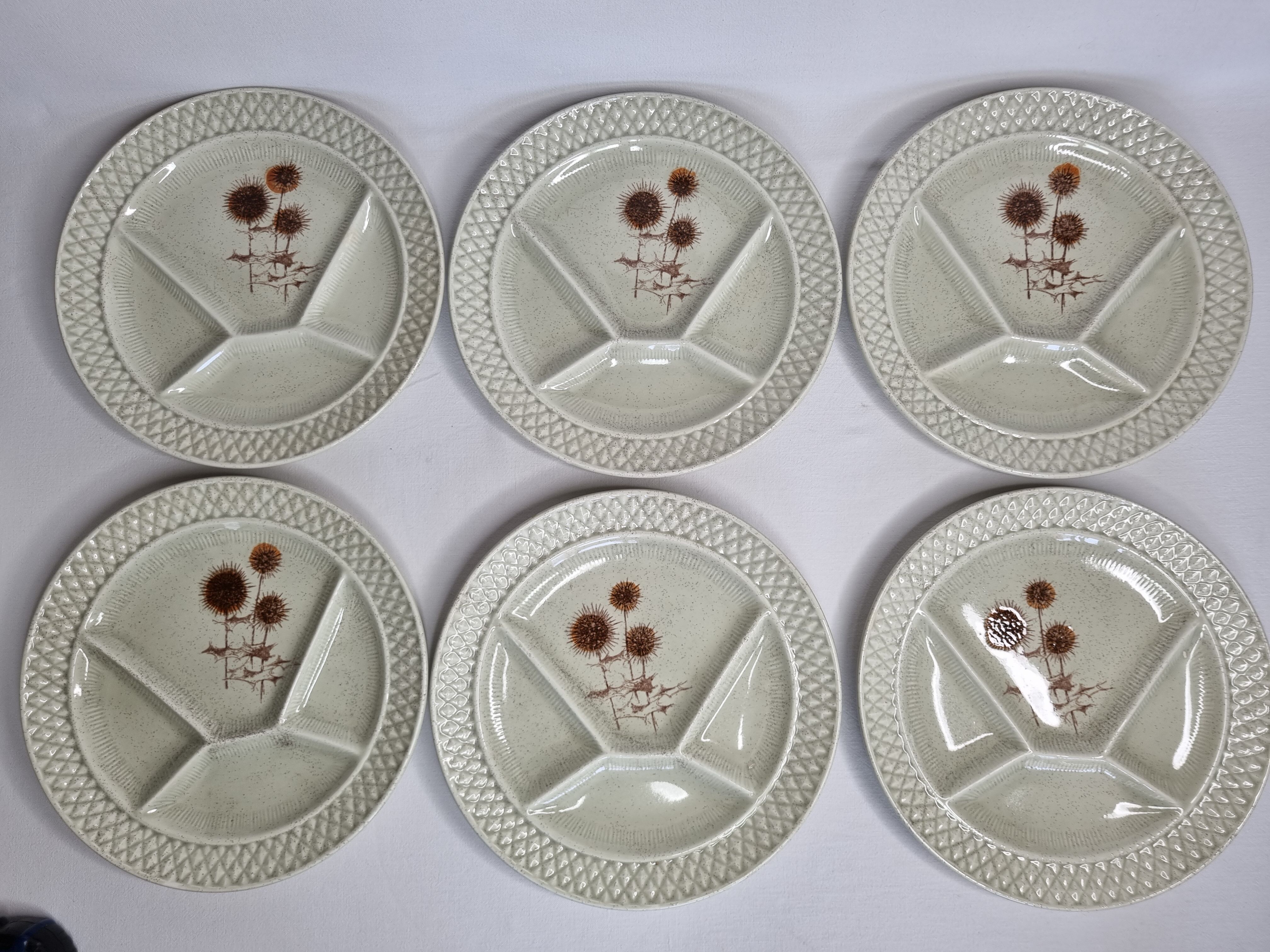 Ensemble de six assiettes à compartiment en grès, Sarreguemines, à décor de chardons