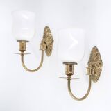 Trois appliques en laiton et verre opaque, années 50