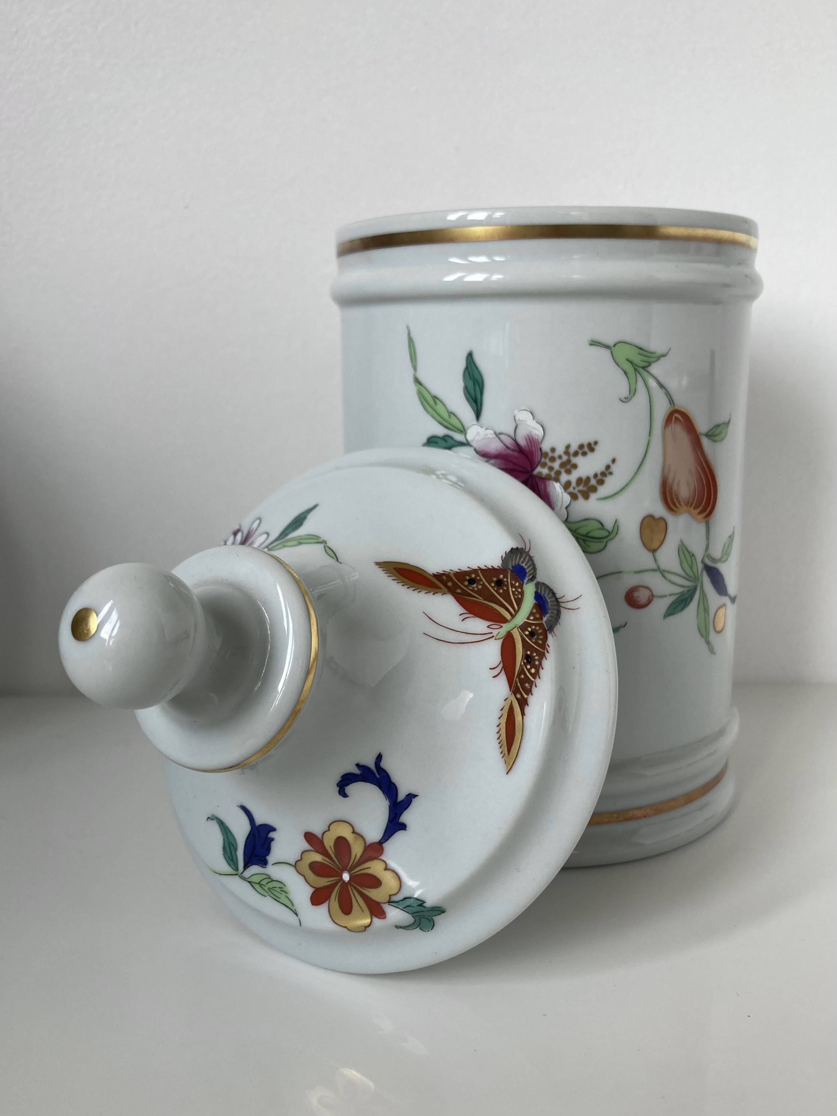 Vista Alegre porcelain covered pot with floral decoration in the style of the Compagnie des Indes